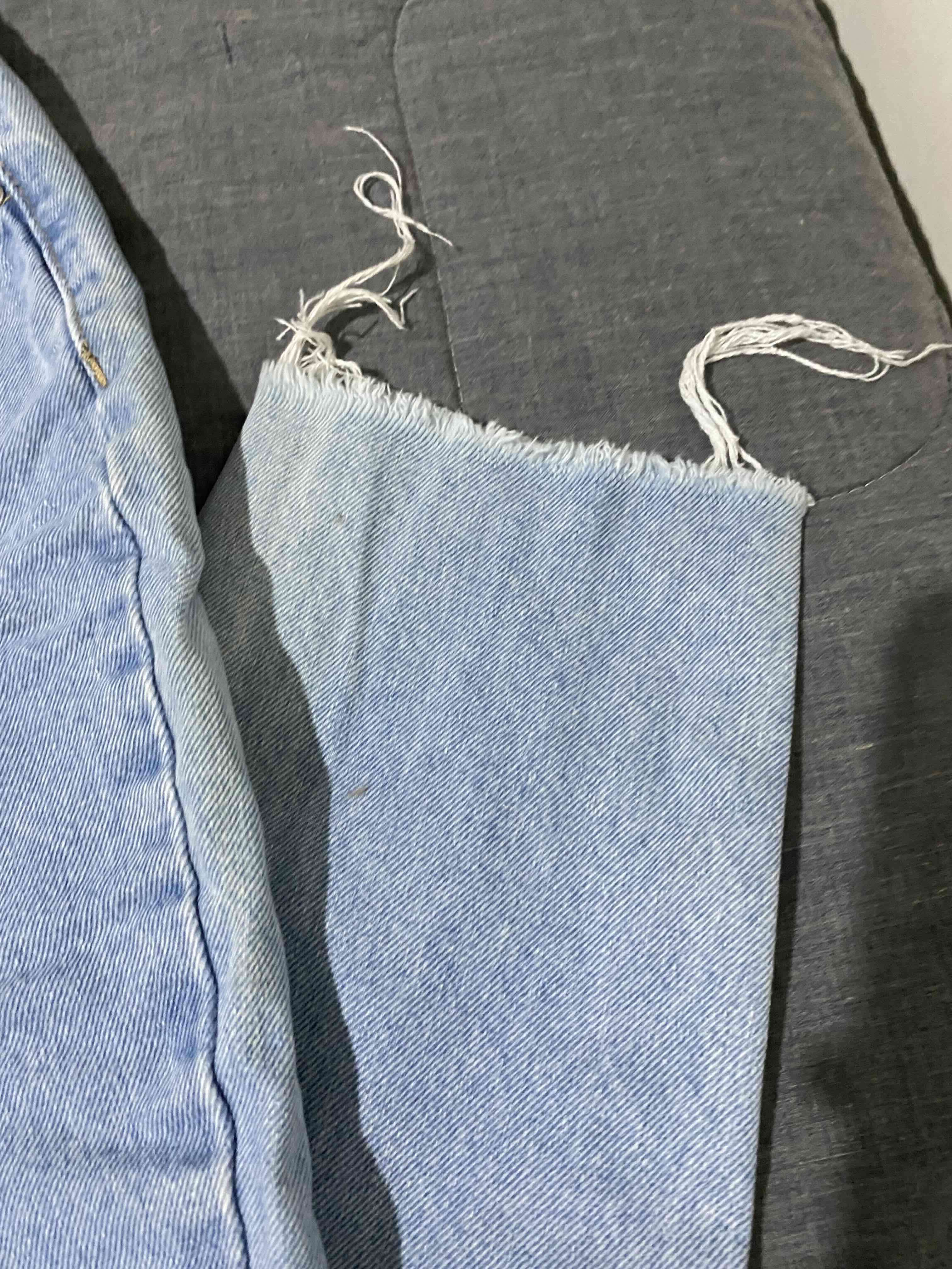 Jeans claros con diseño tipo graffiti - miniatura 2