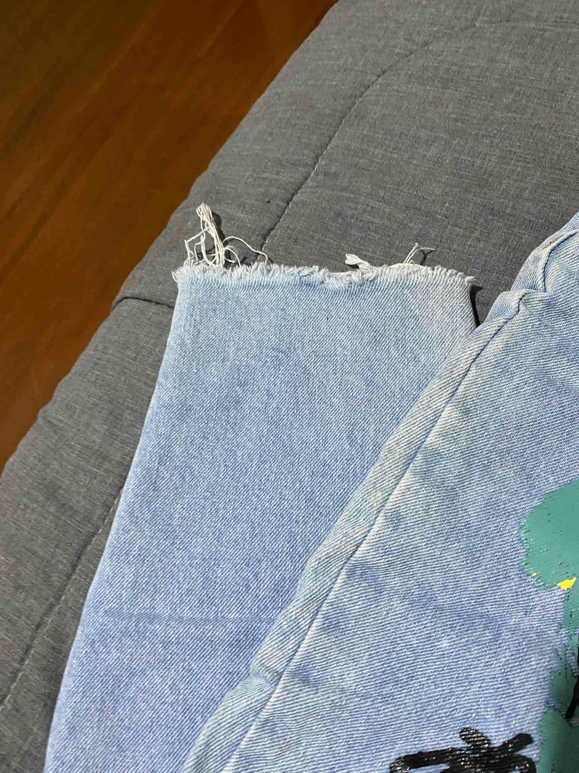 Jeans claros con diseño tipo graffiti - miniatura 3