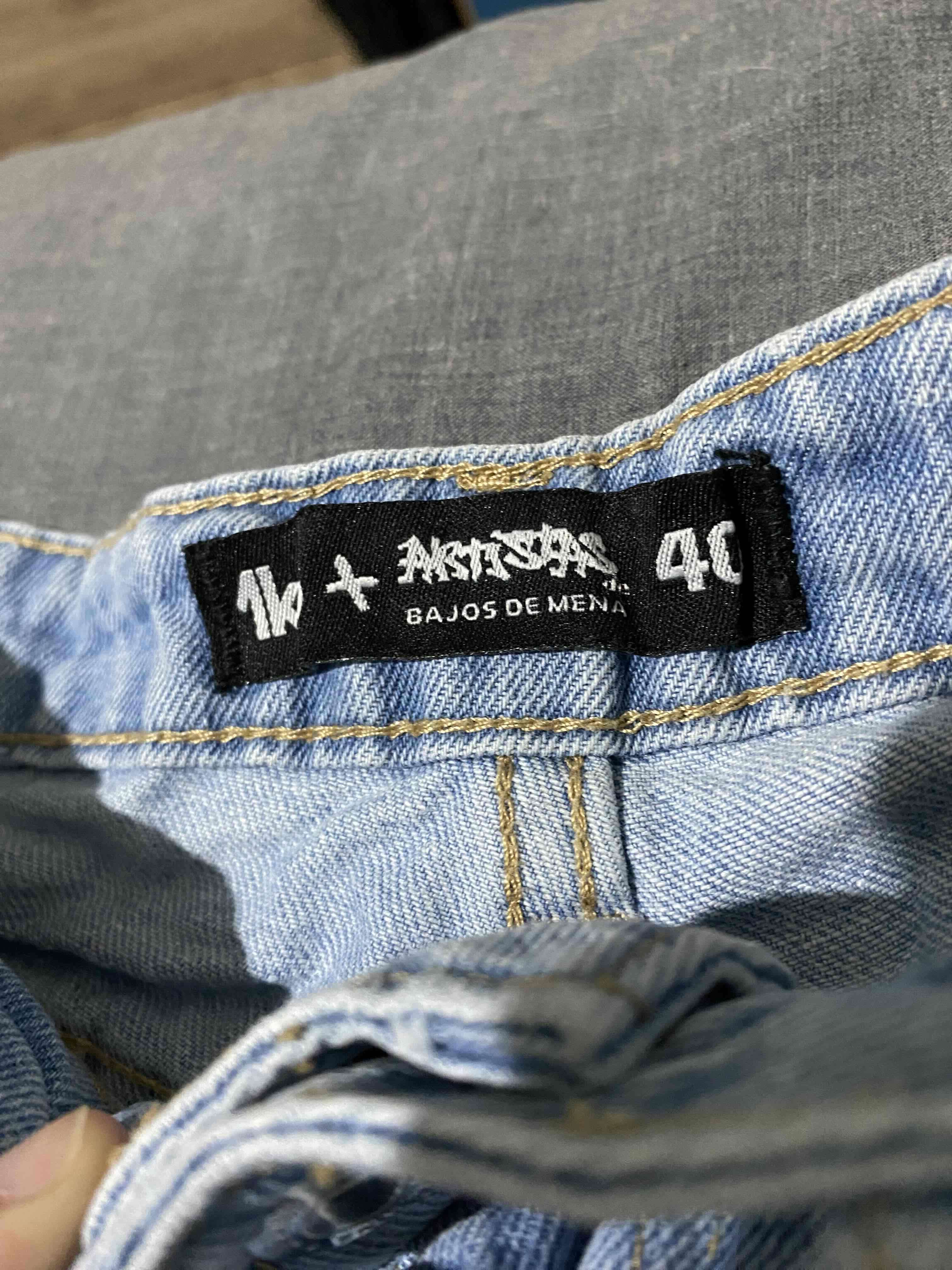 Jeans claros con diseño tipo graffiti - miniatura 4