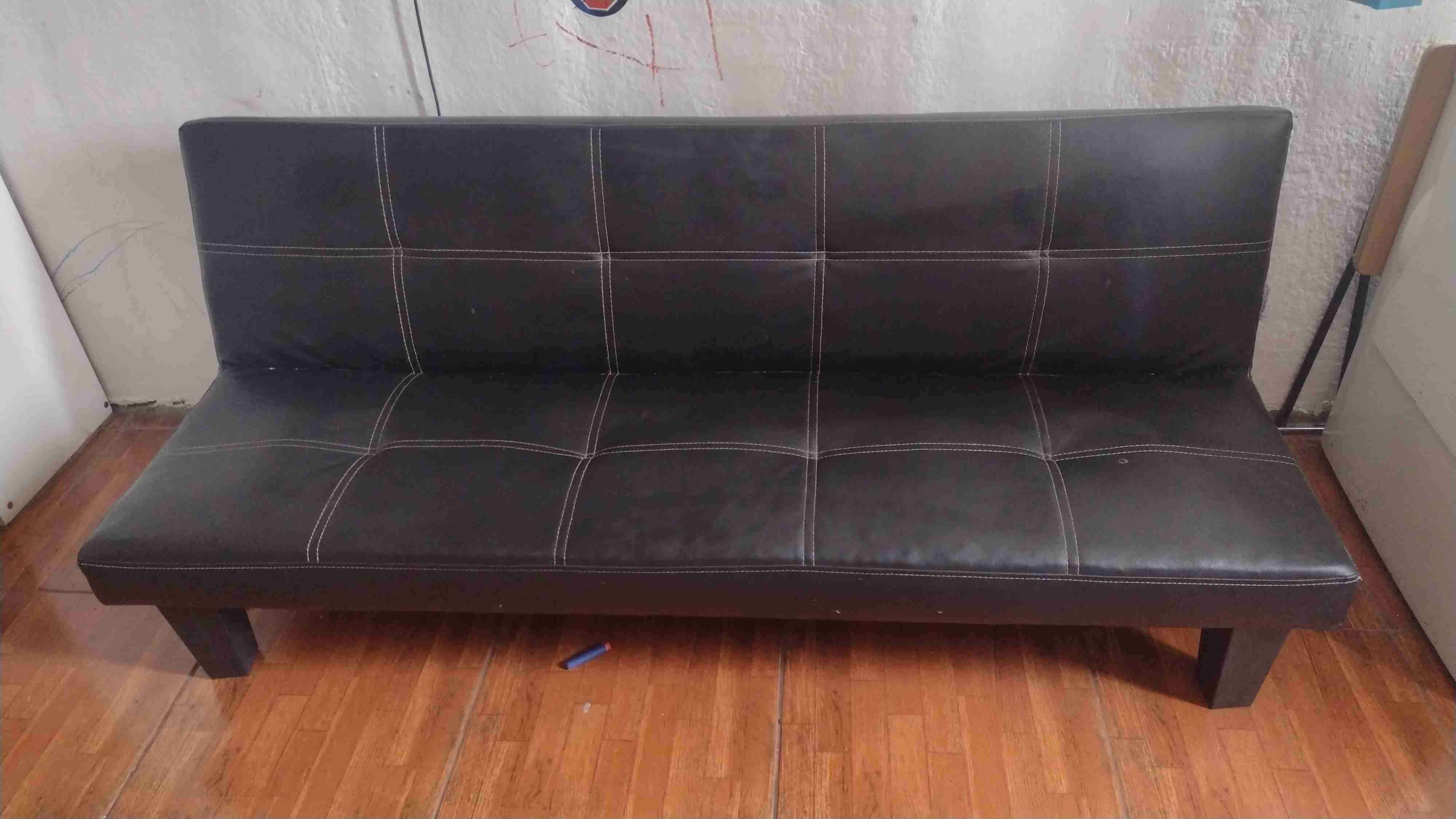 Sofá cama de cuero negro - miniatura 1