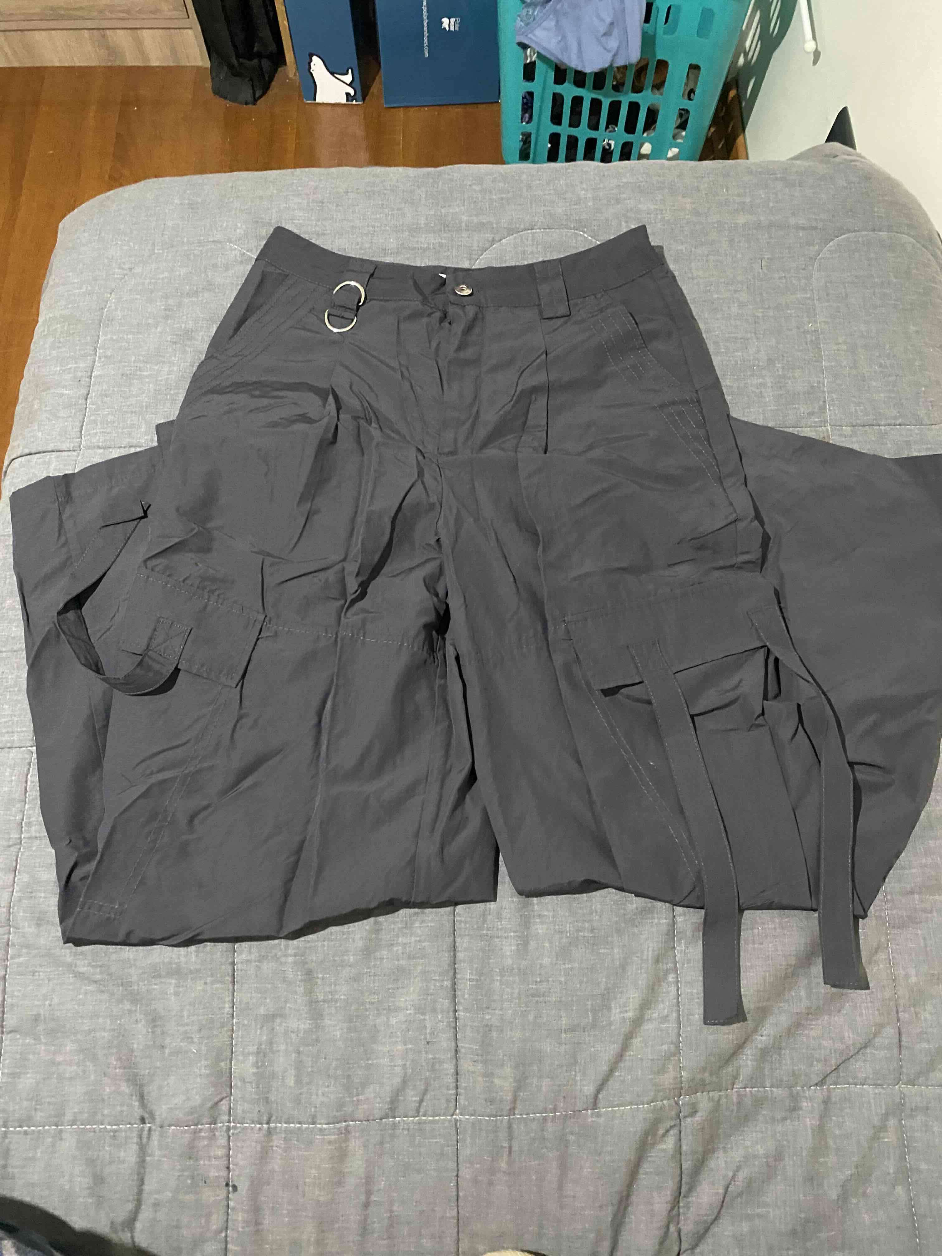 Pantalones tipo cargo negros (tela delgada) - miniatura 1
