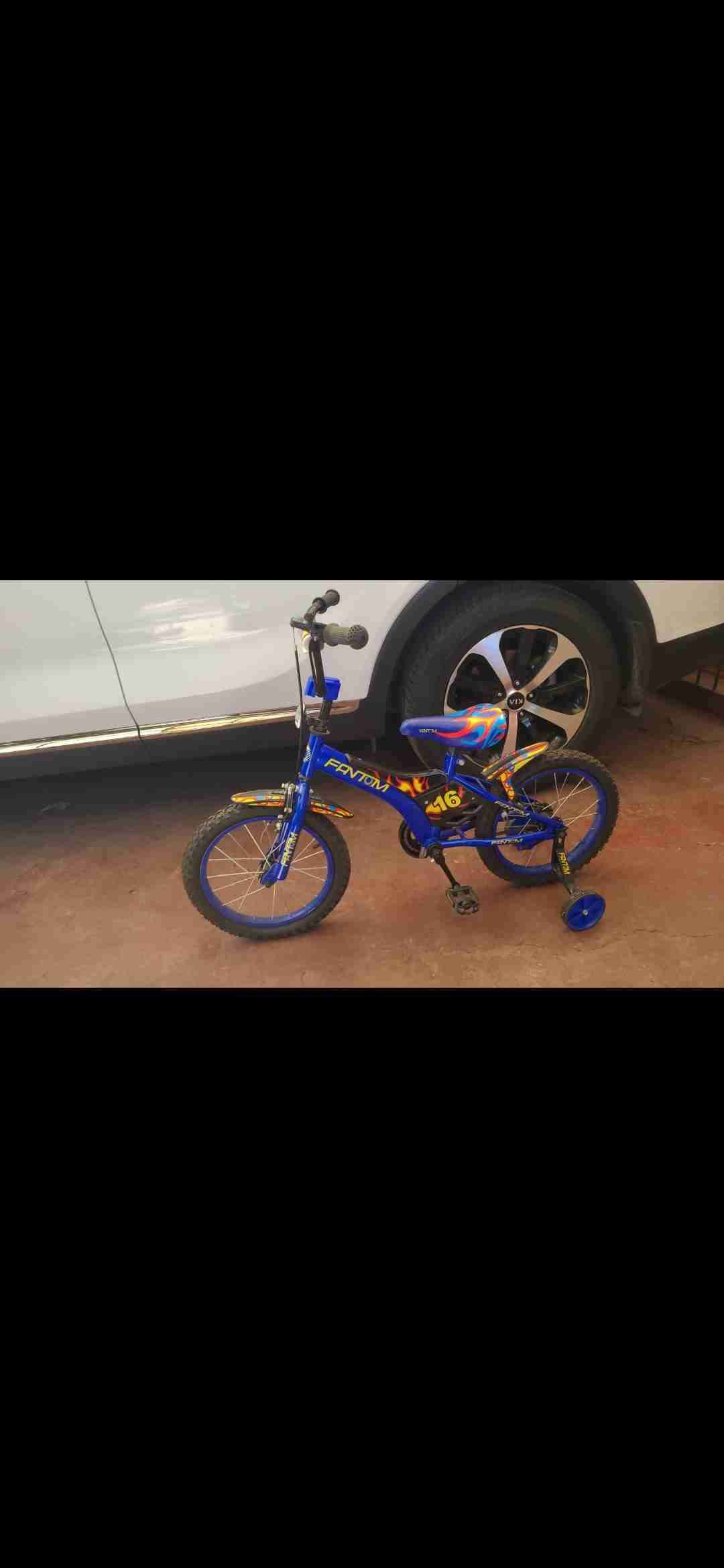 Bicicleta infantil azul con ruedas - miniatura 1