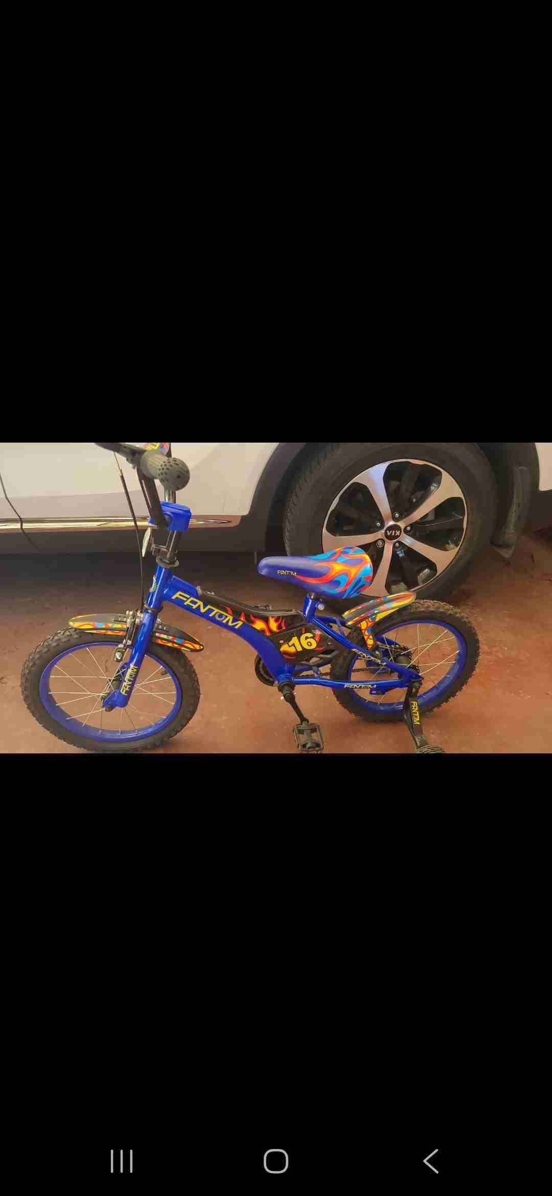 Bicicleta infantil azul con ruedas - miniatura 2