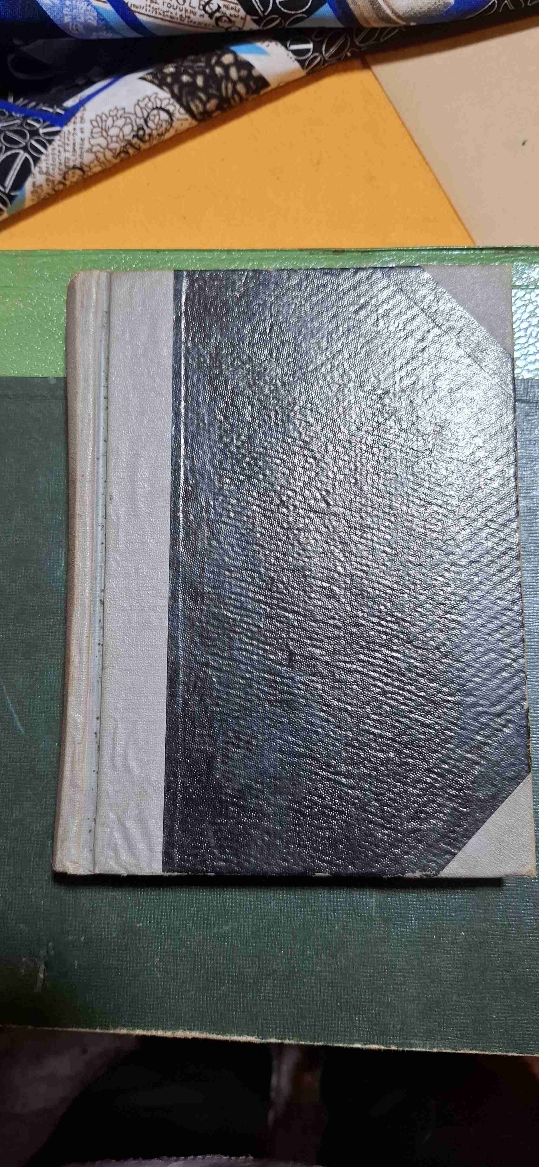 Libro encuadernado en cuero negro - miniatura 1