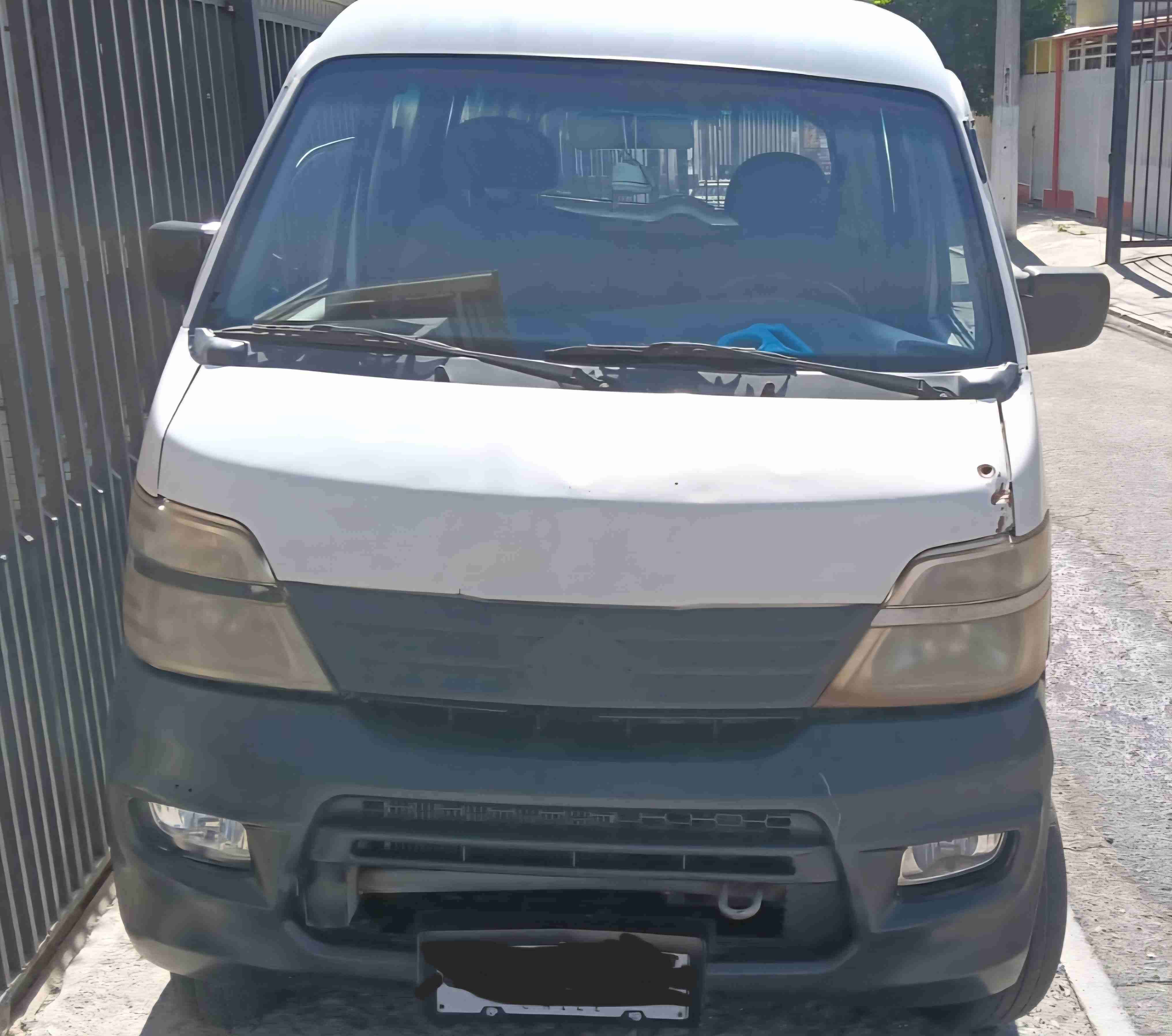 Furgón blanco en buen estado - miniatura 1