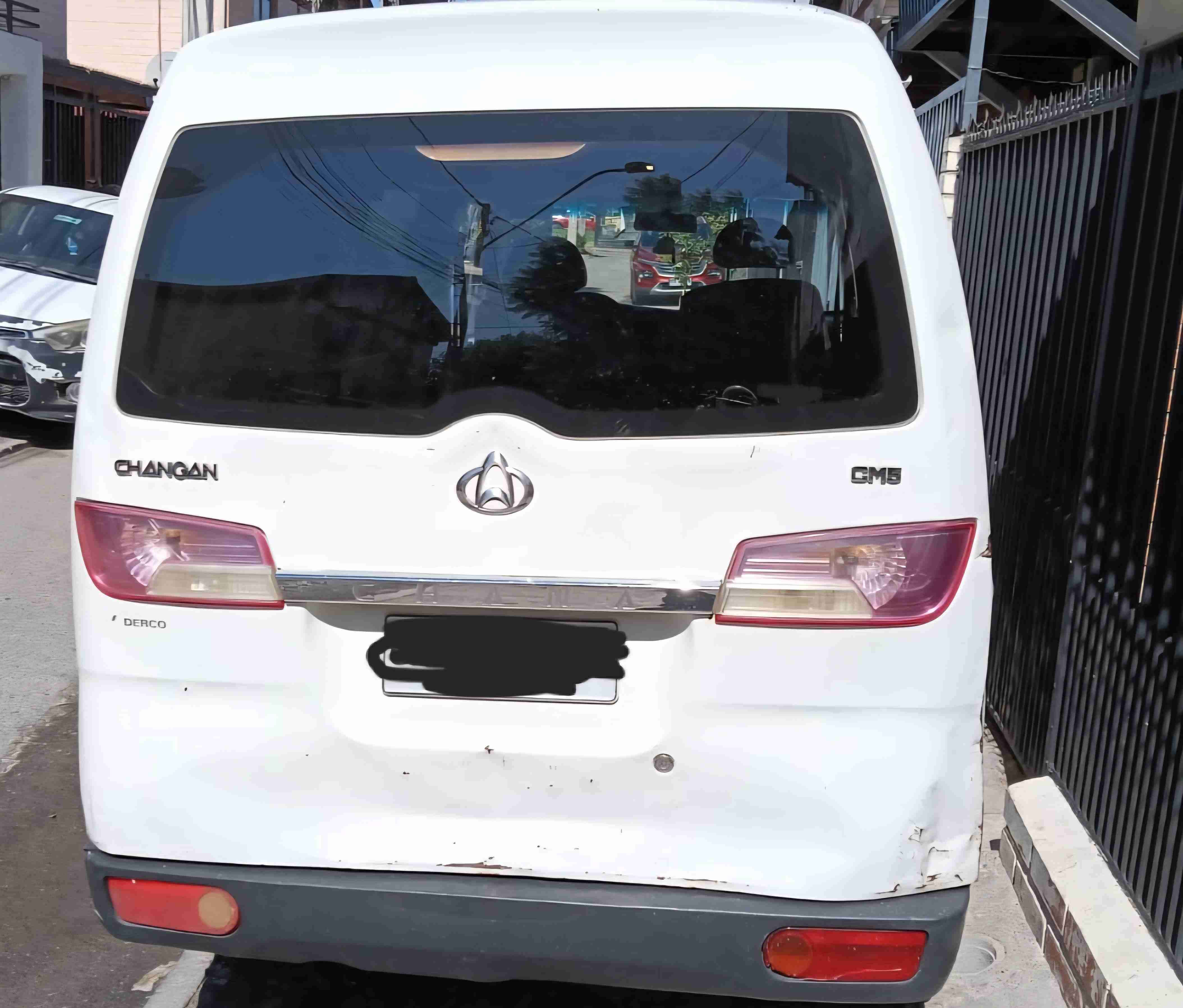 Furgón blanco en buen estado - miniatura 2