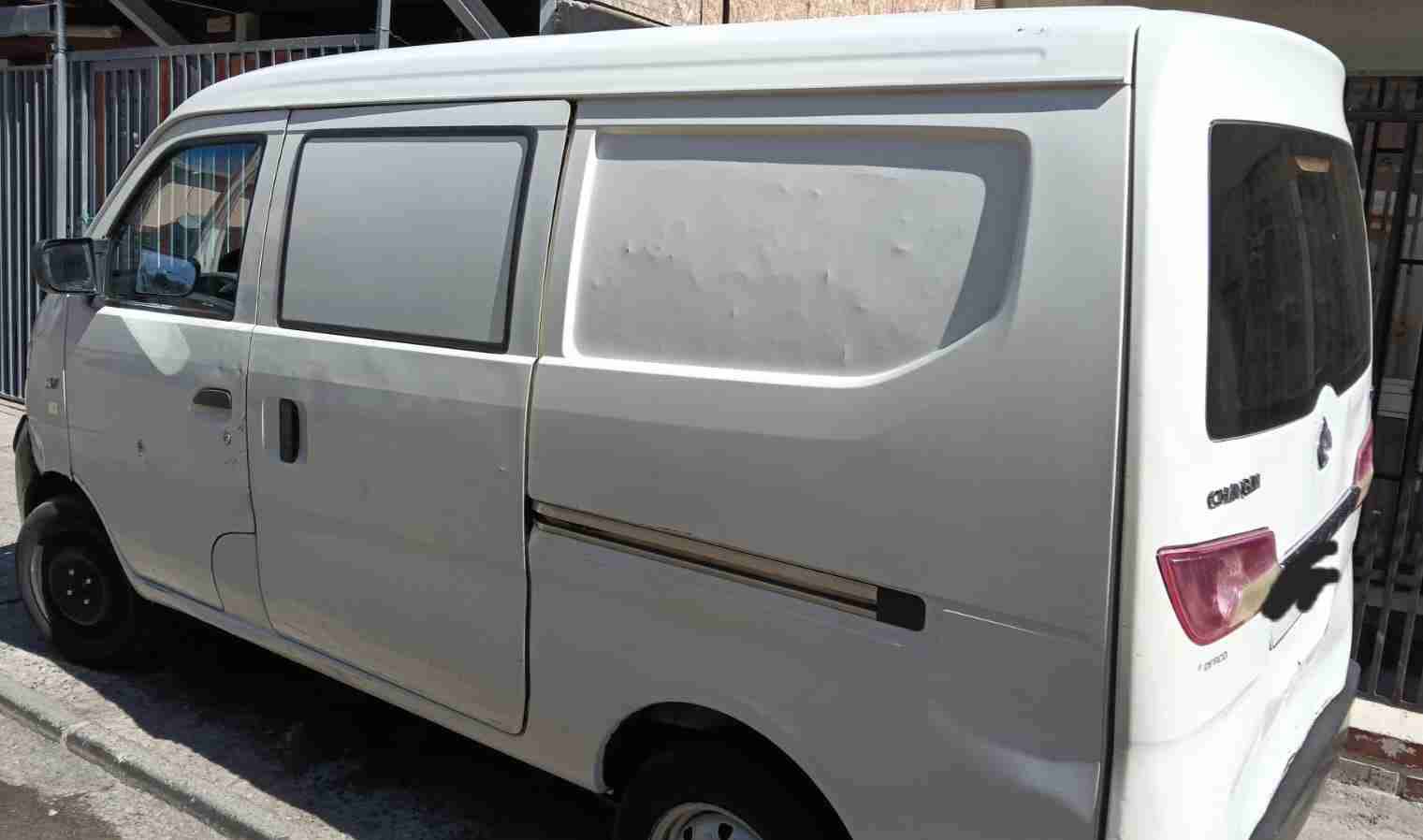 Furgón blanco en buen estado - miniatura 3