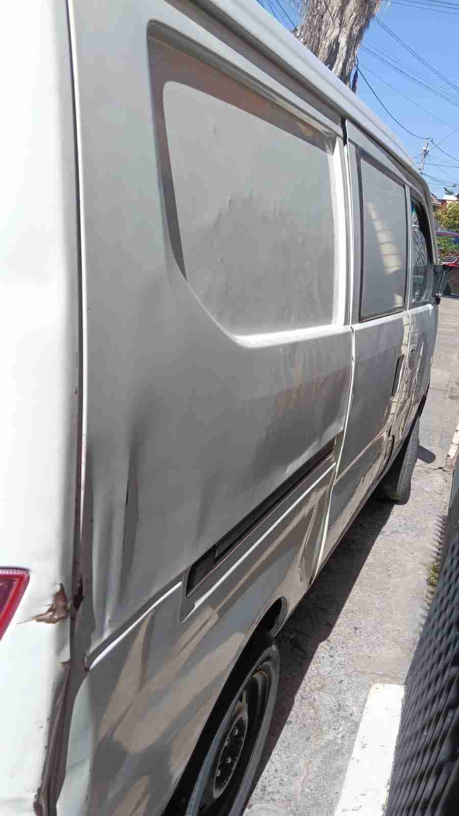 Furgón blanco en buen estado - miniatura 4