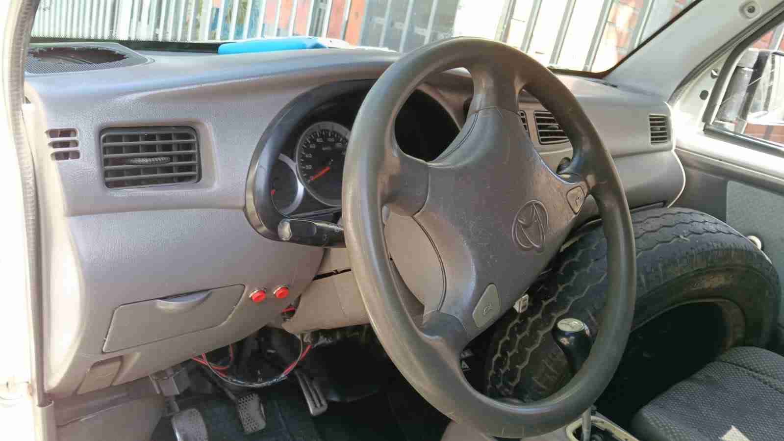 Furgón blanco en buen estado - miniatura 5