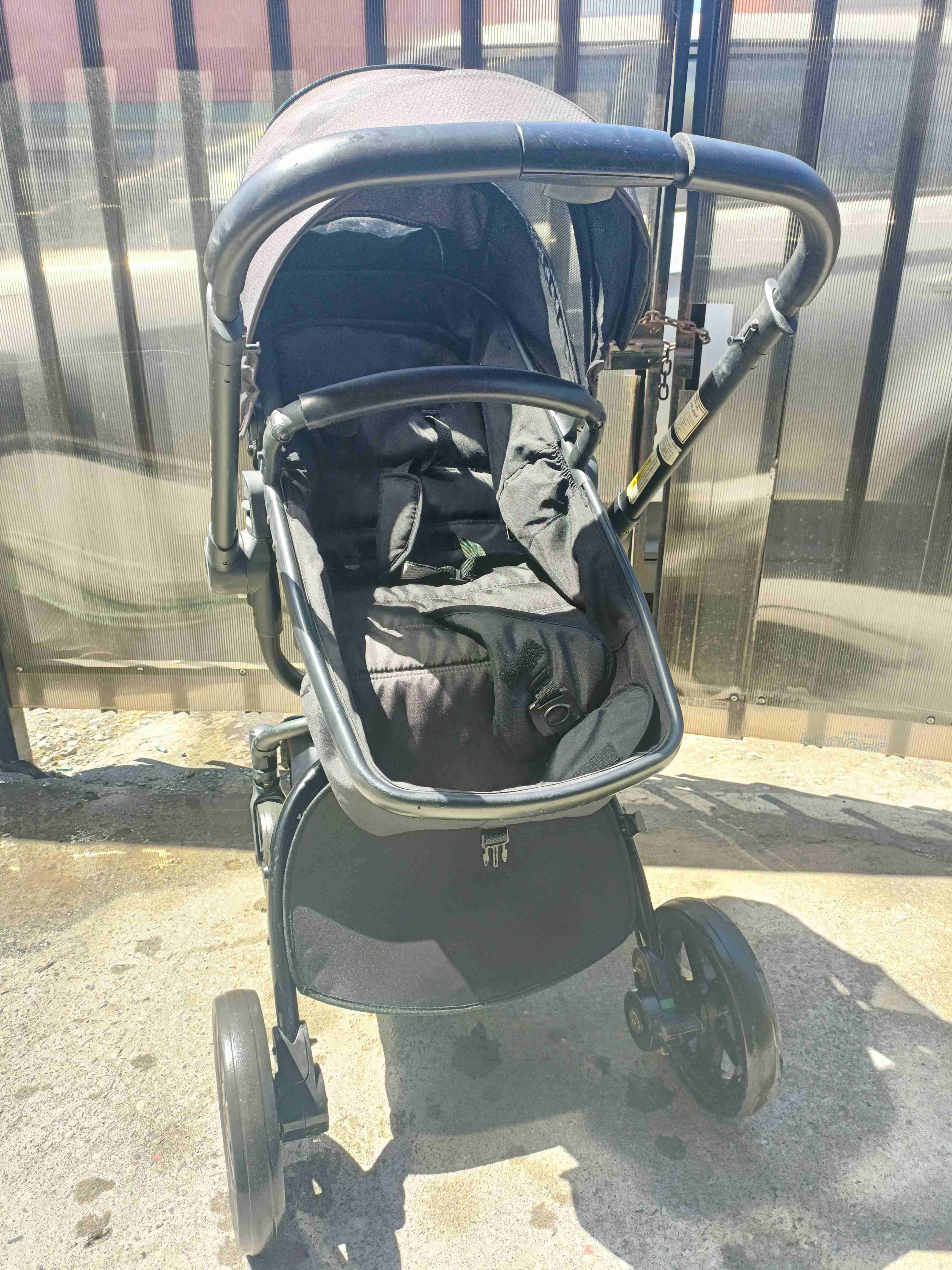 Coche de bebé negro usado - miniatura 1