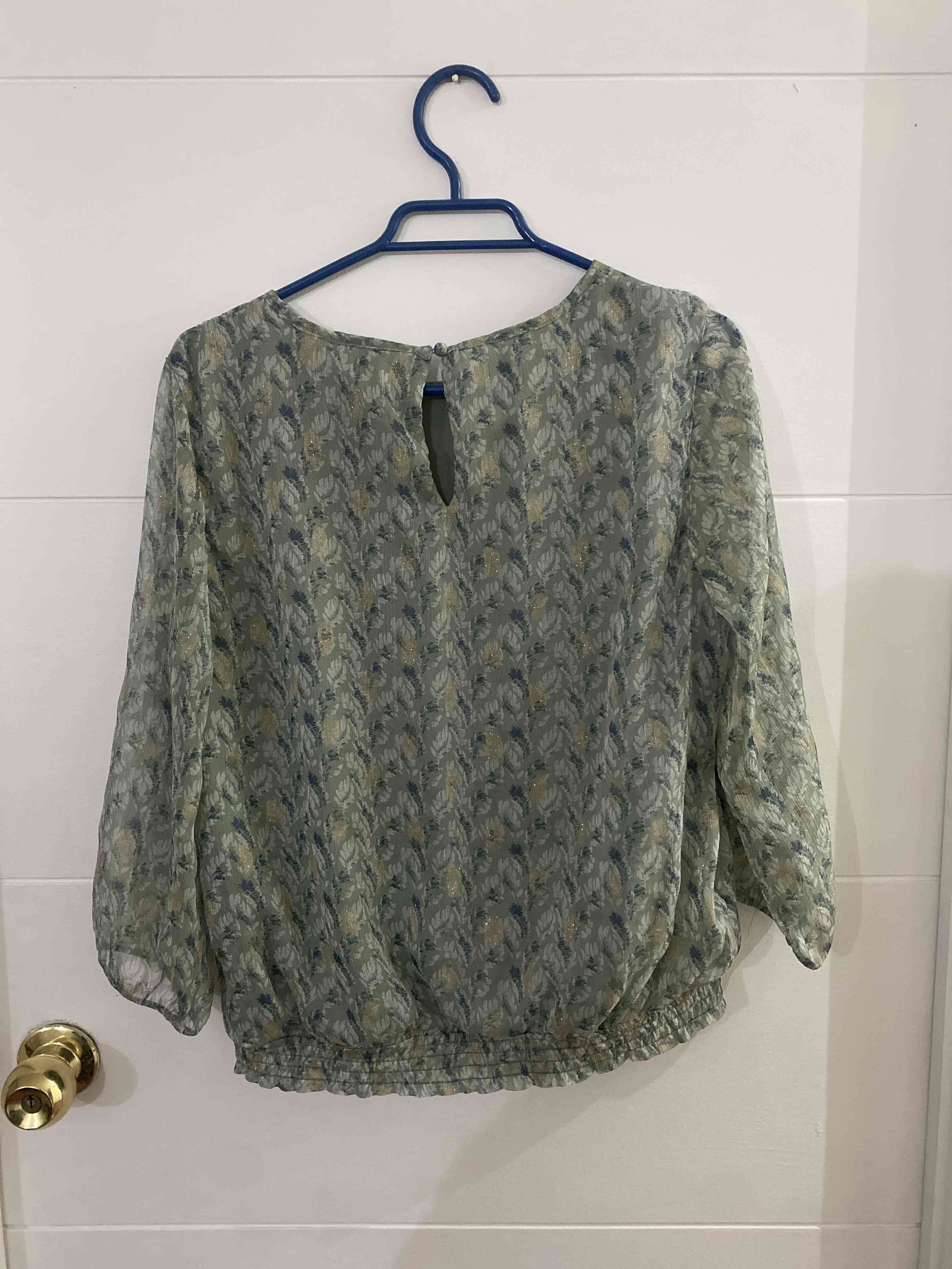 Blusa estampada en tonos verdes - miniatura 2