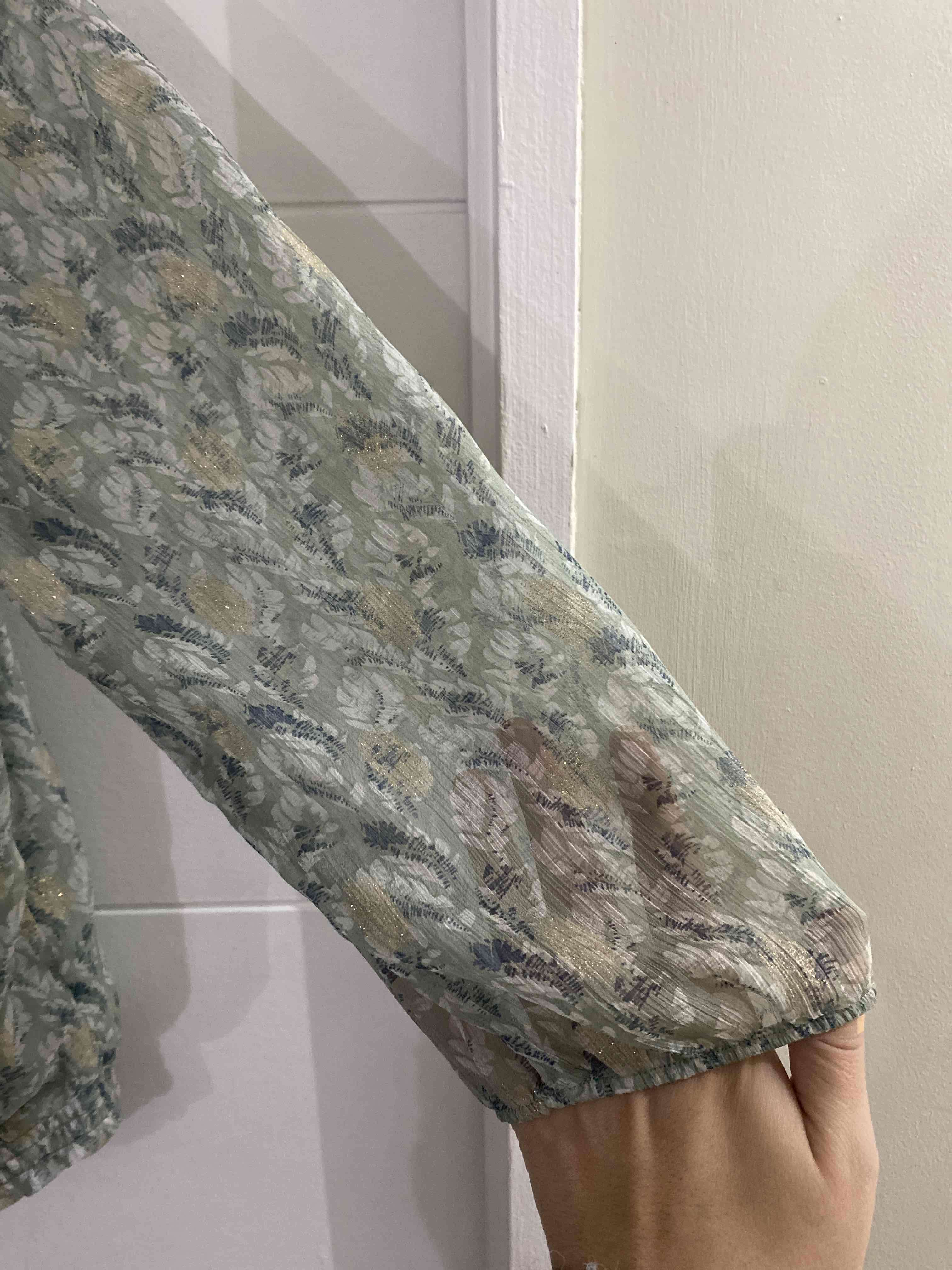 Blusa estampada en tonos verdes - miniatura 3