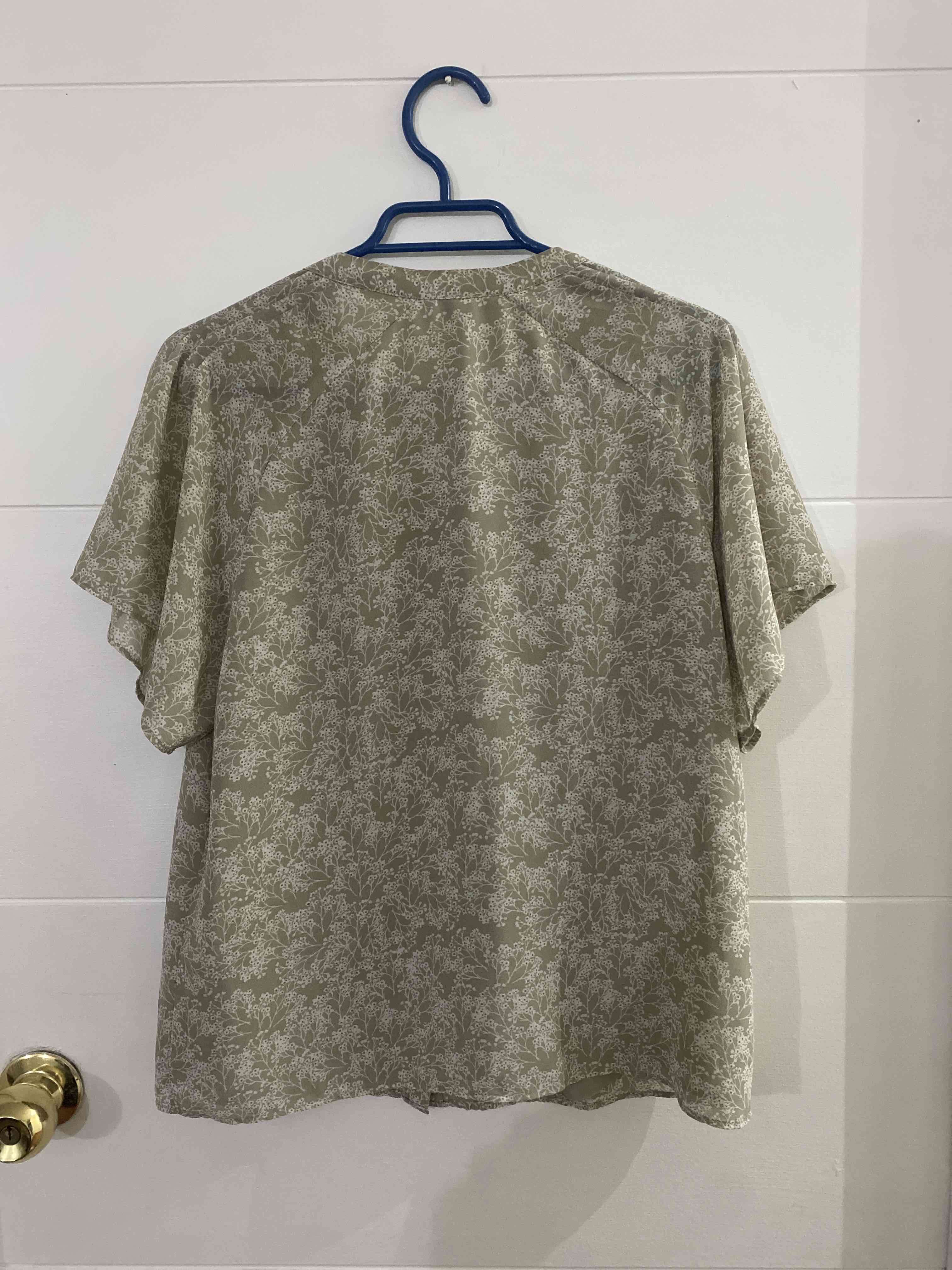 Blusa beige estampada - miniatura 2