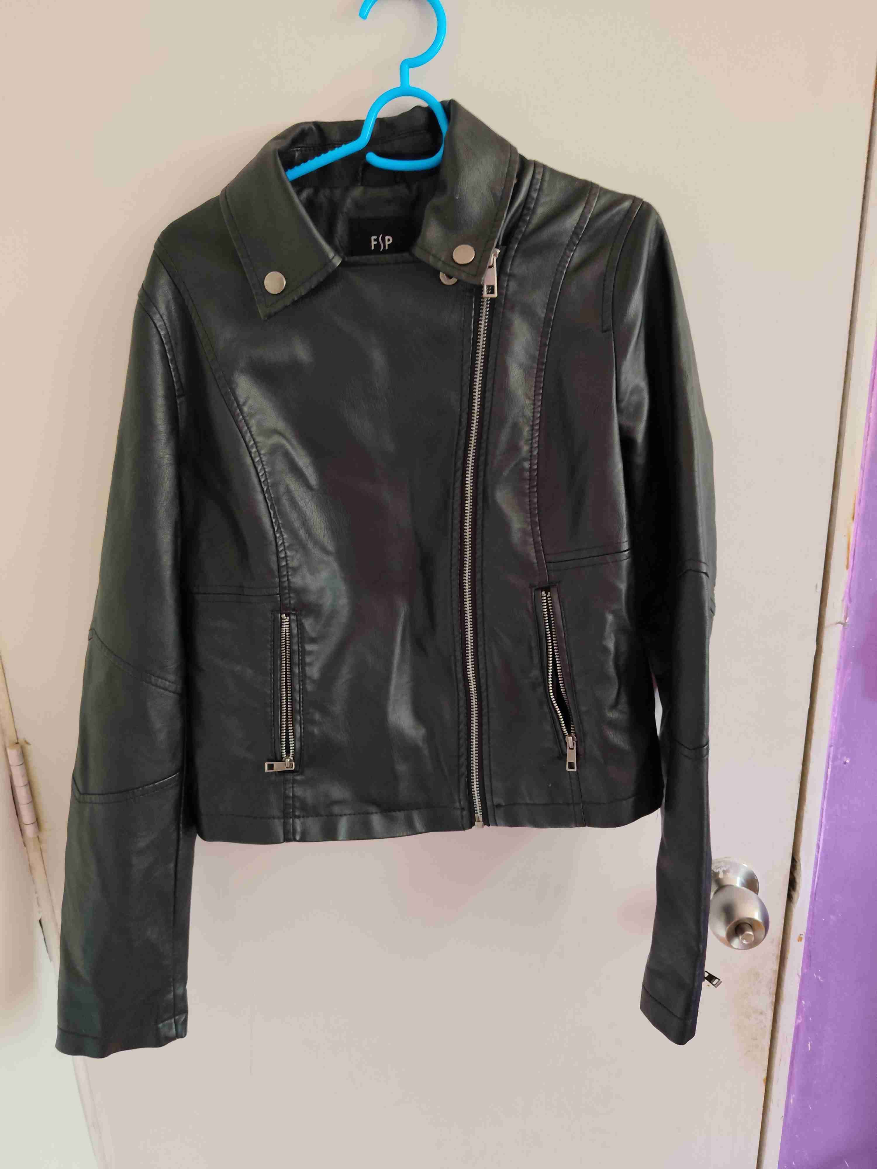 Chaqueta negra de cuero - miniatura 1