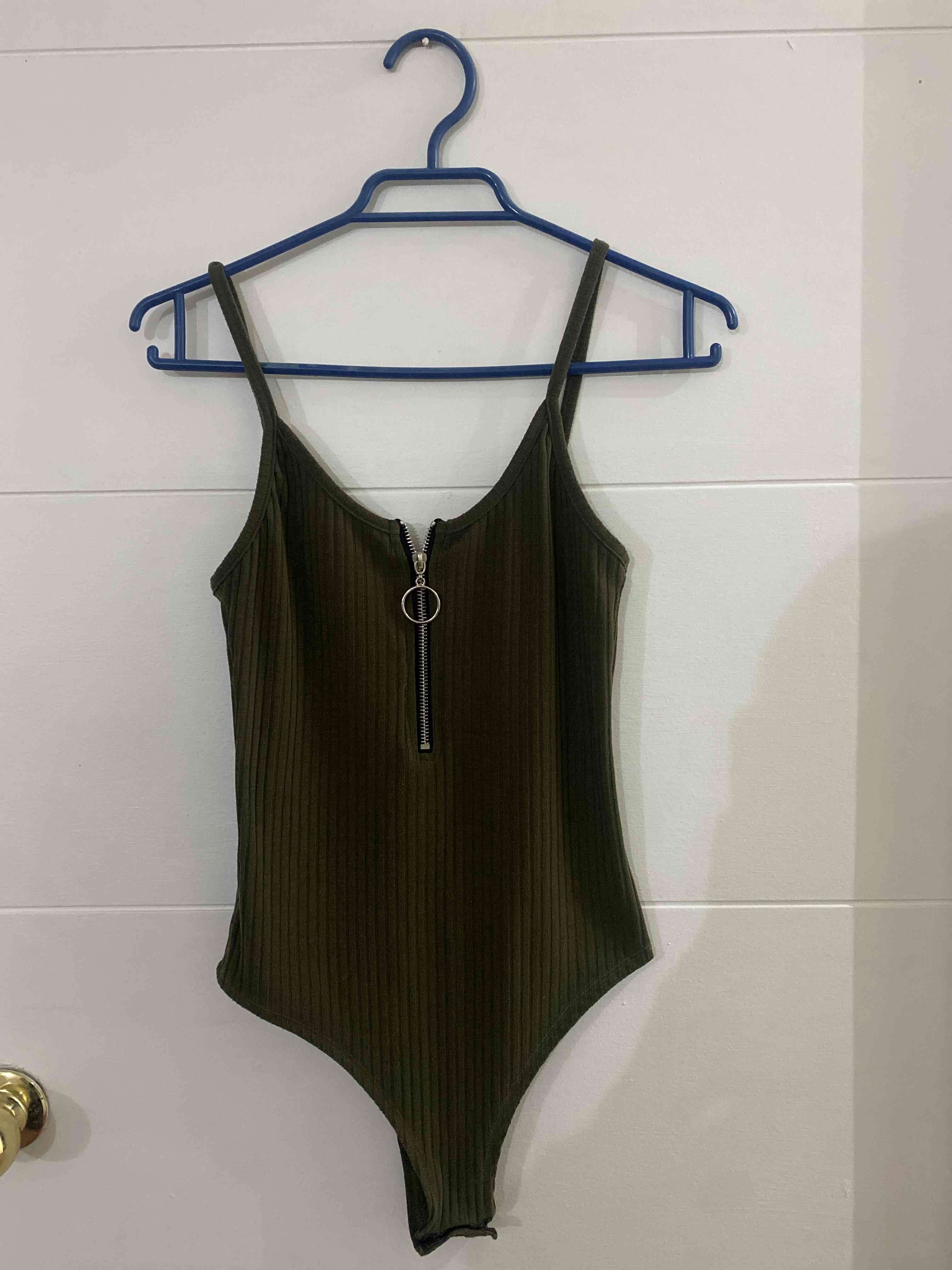 Body verde con cierre frontal