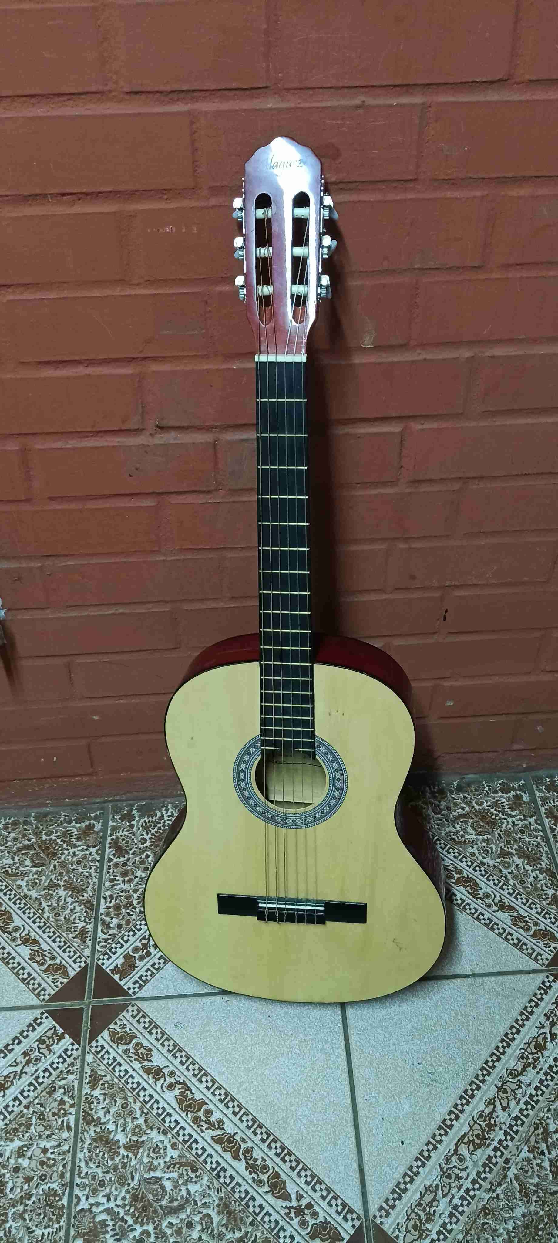 Guitarra clásica de madera - miniatura 1