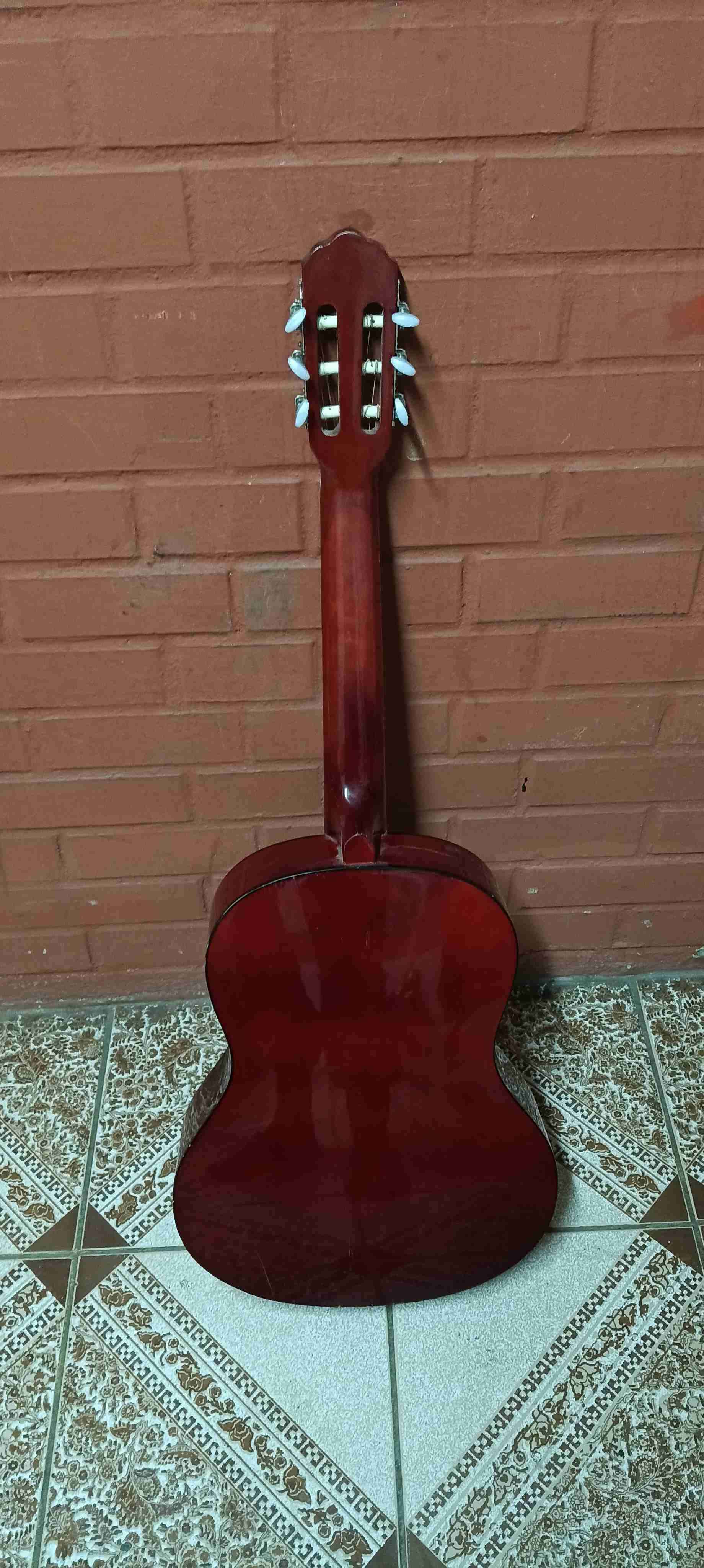 Guitarra clásica de madera - miniatura 2