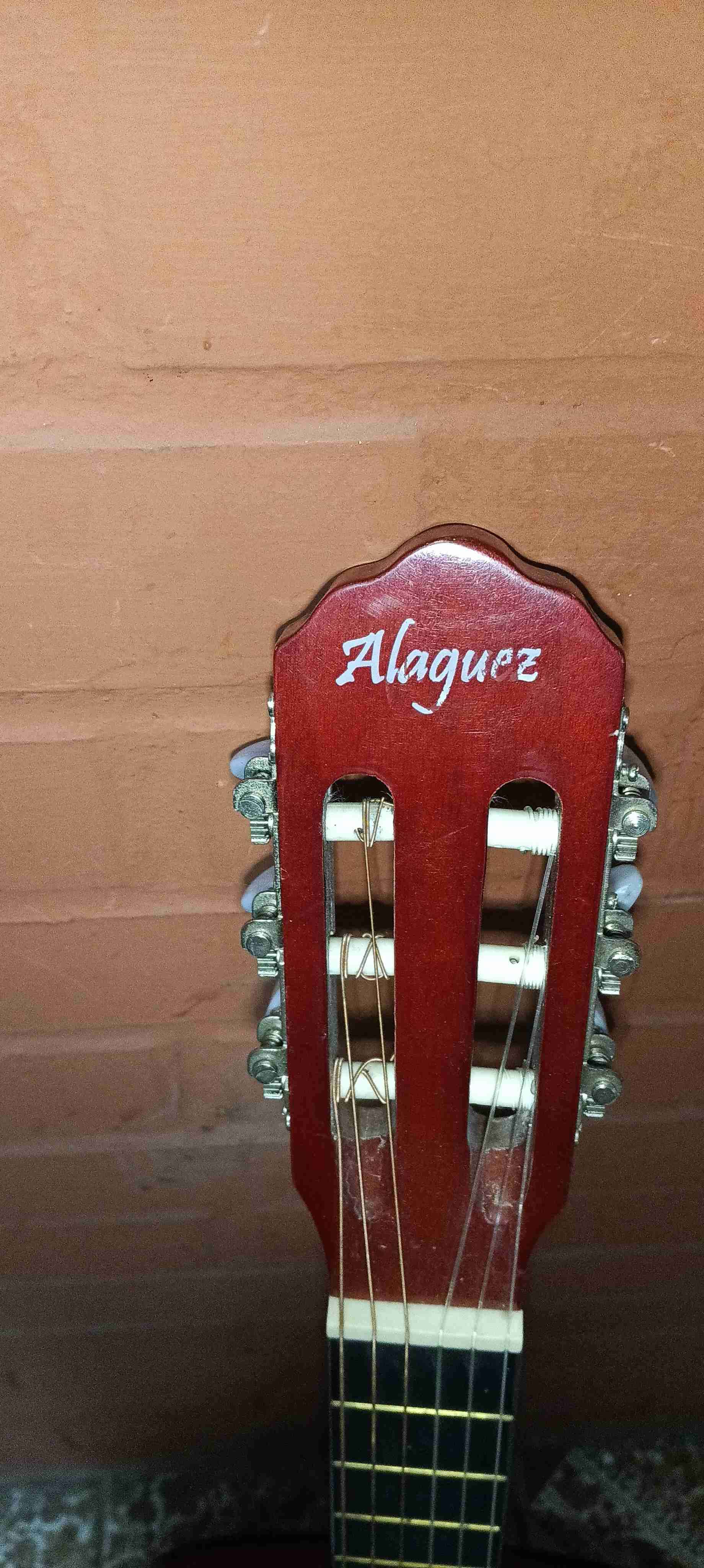 Guitarra clásica de madera - miniatura 3