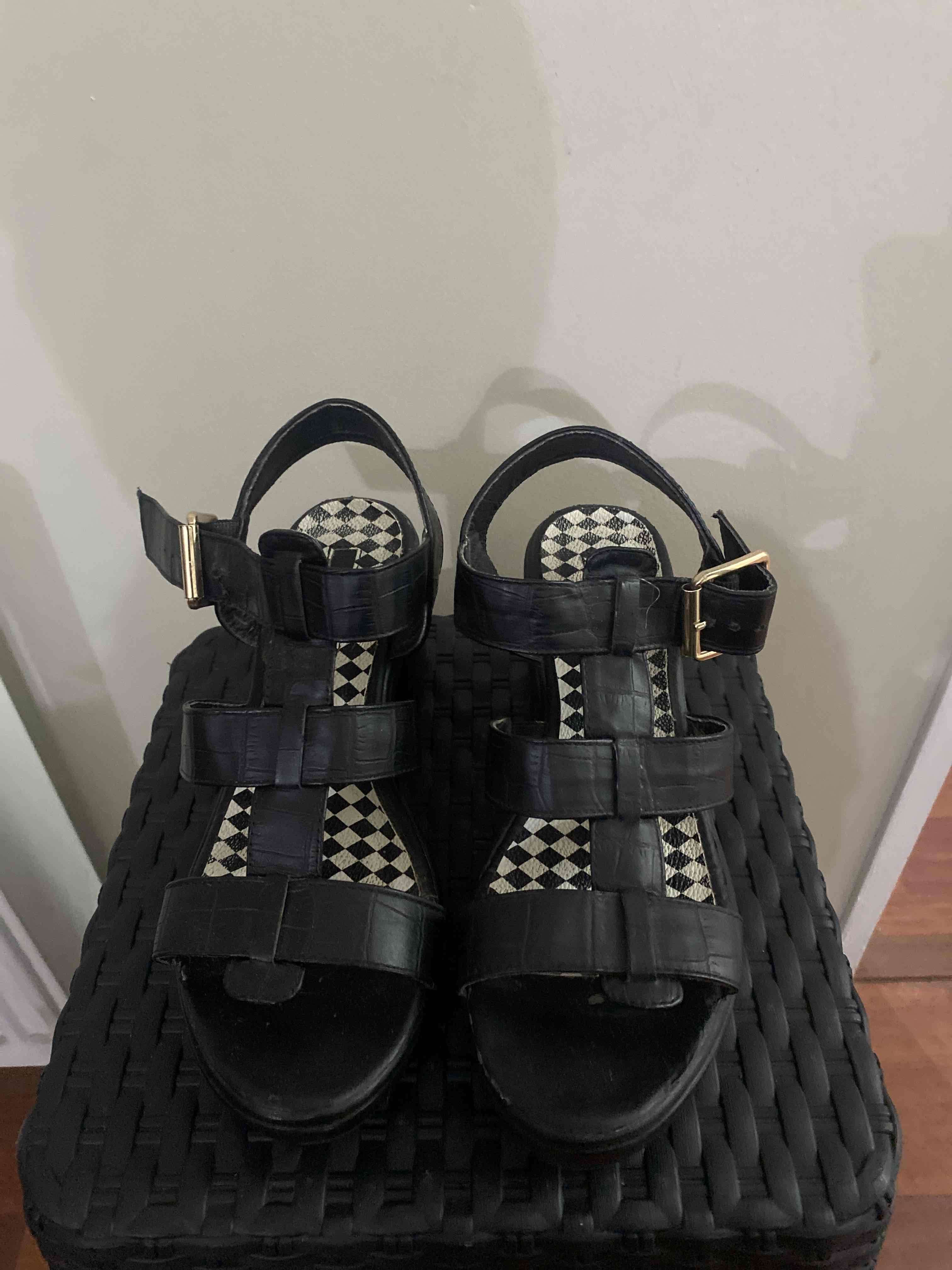 Sandalias negras con plataforma
