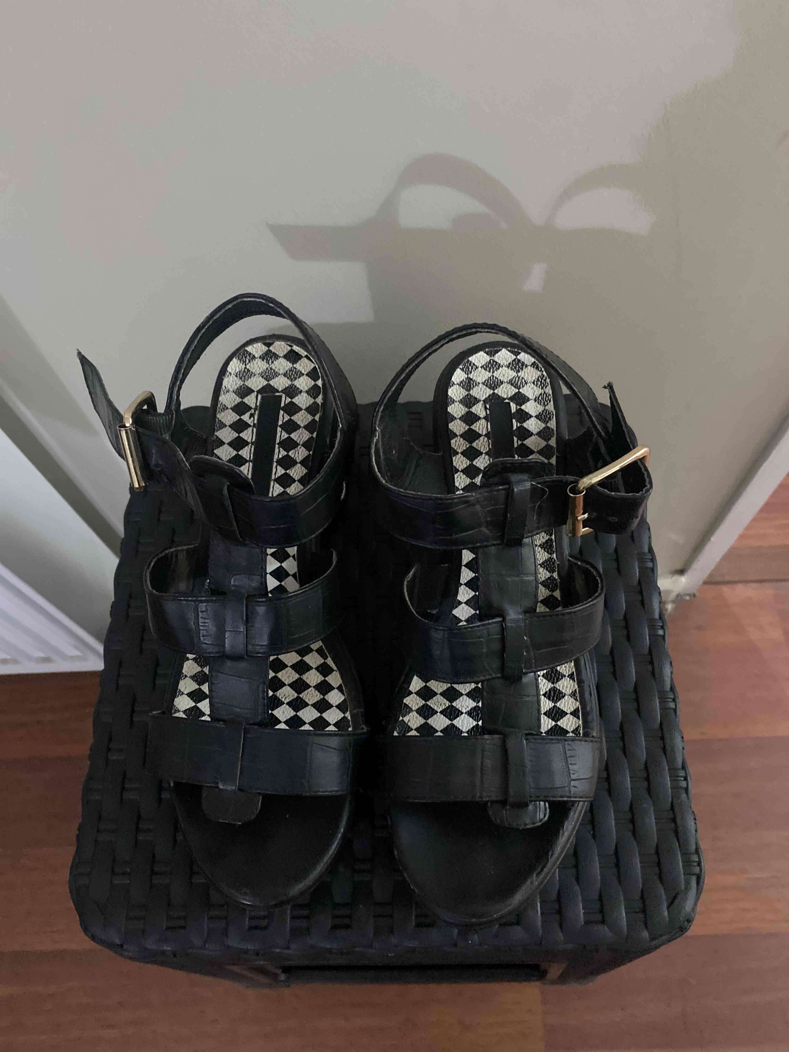 Sandalias negras con plataforma - miniatura 2