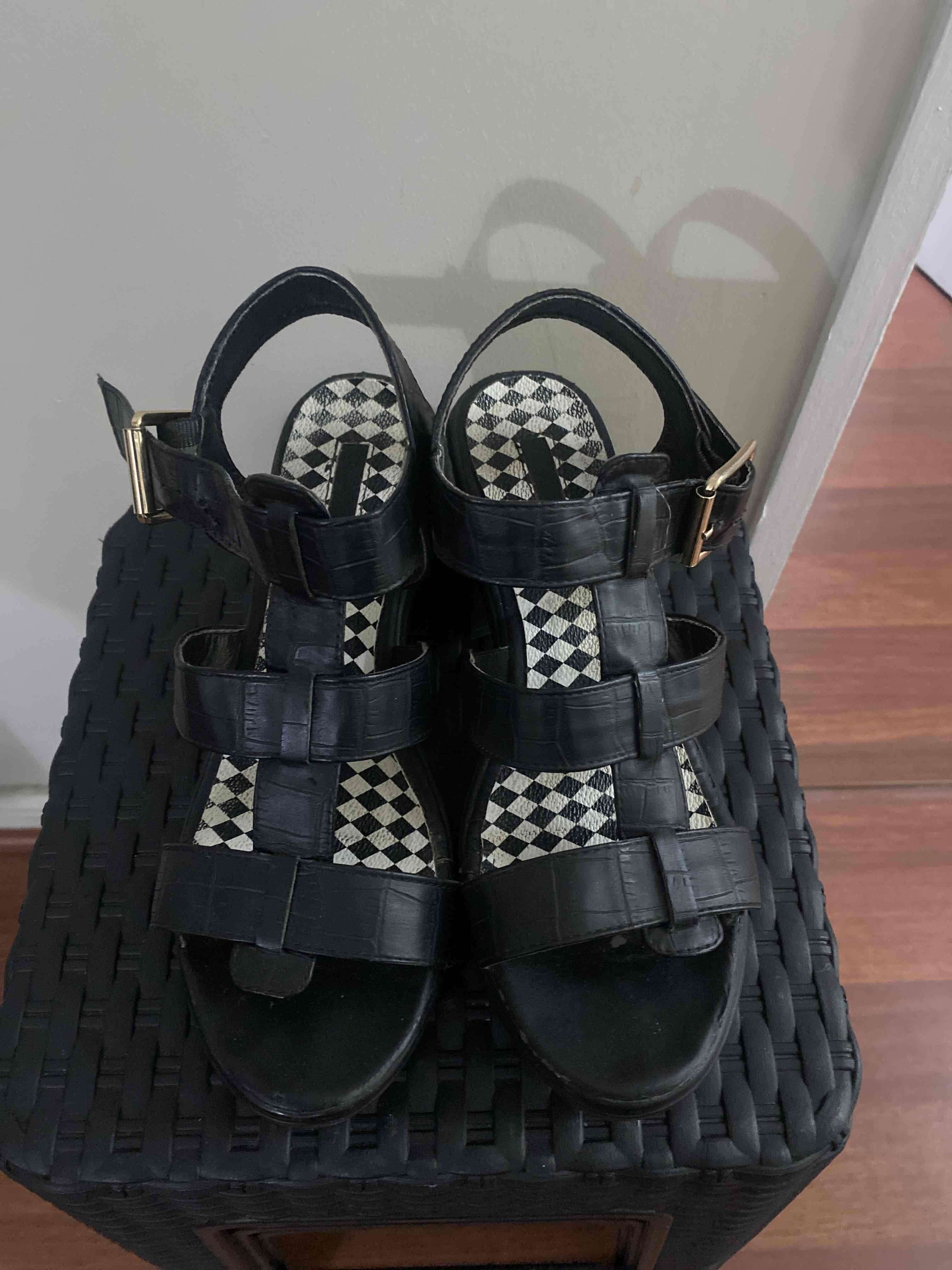 Sandalias negras con plataforma - miniatura 4