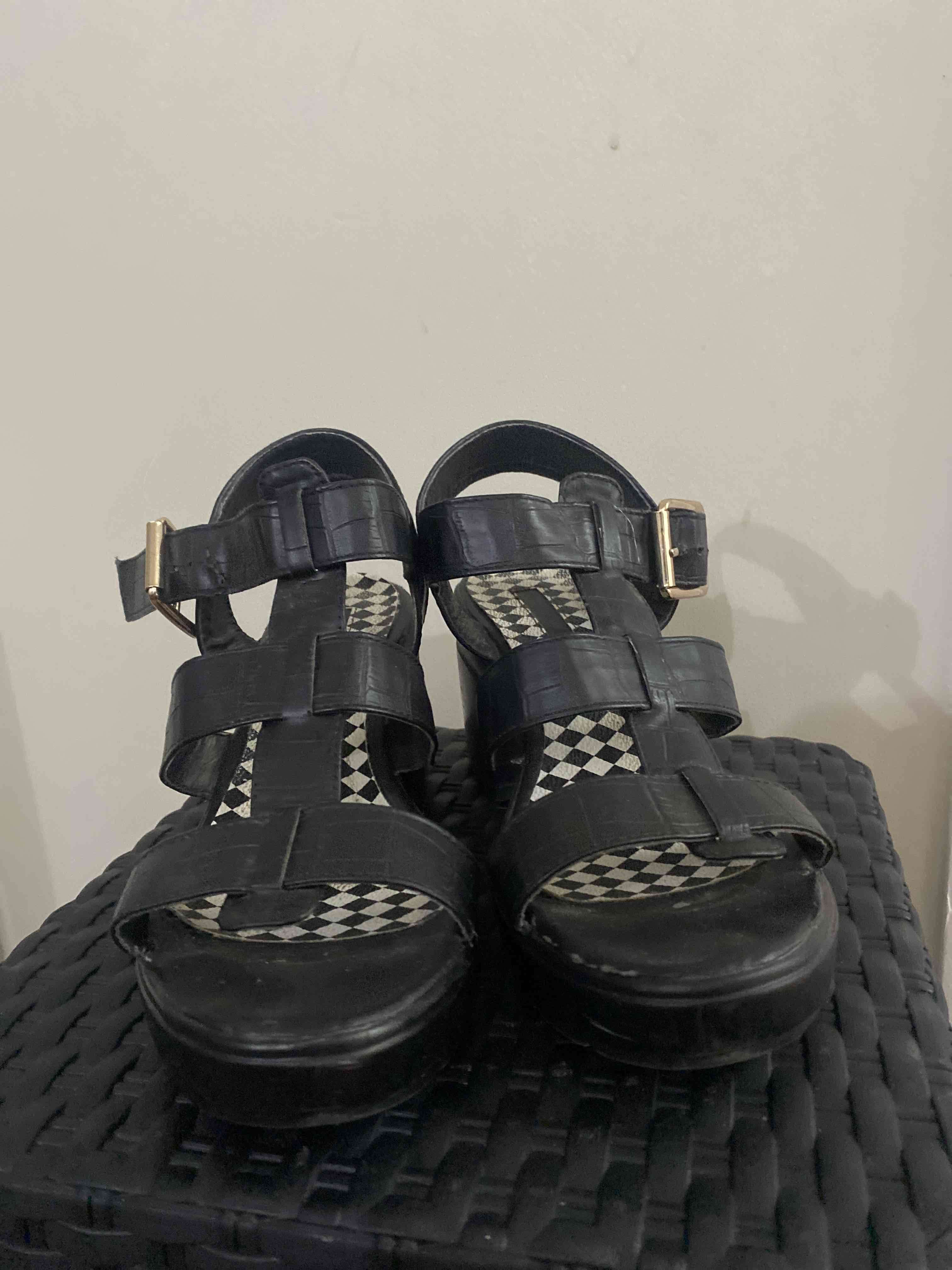 Sandalias negras con plataforma - miniatura 5