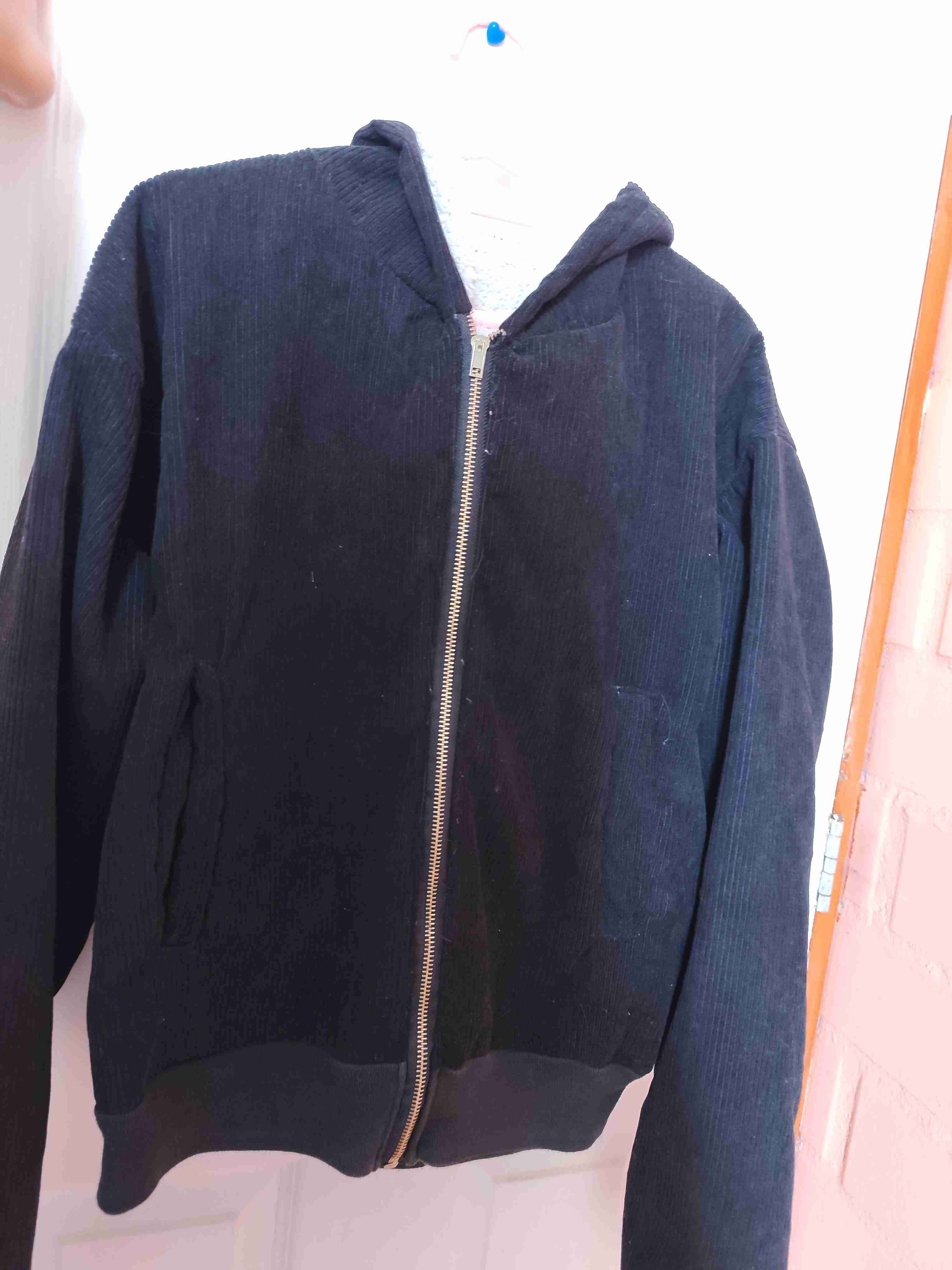 Variedad de polerones y chaquetas - miniatura 3