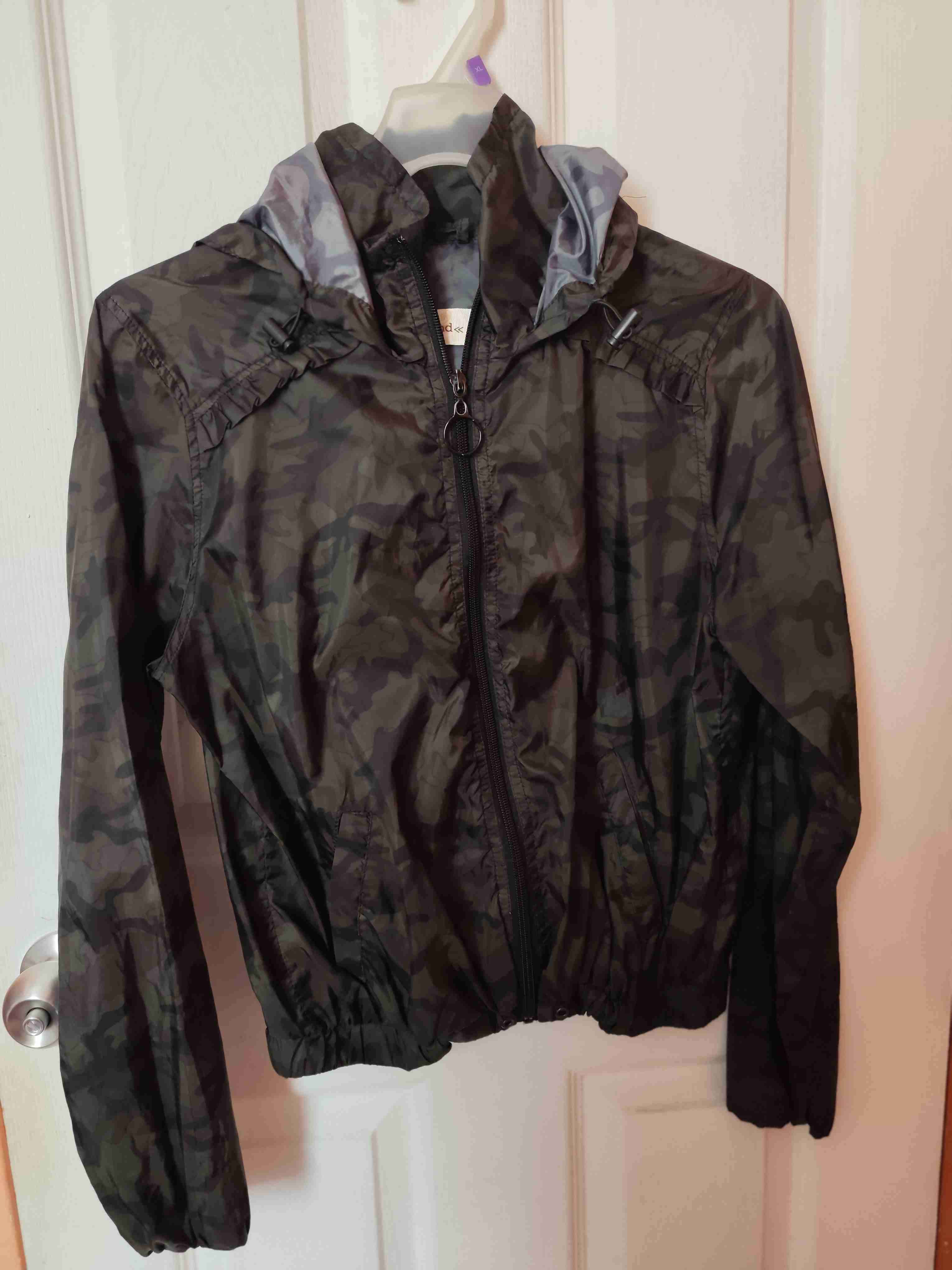 Variedad de polerones y chaquetas - miniatura 4