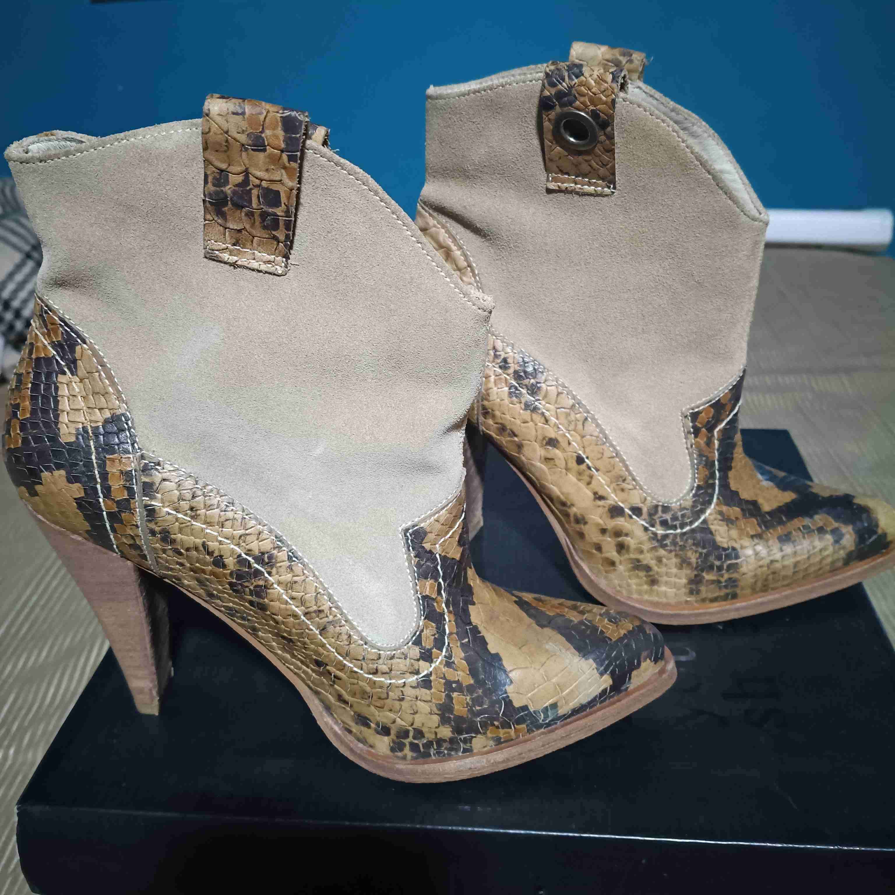 Botines de tacón piel de serpiente