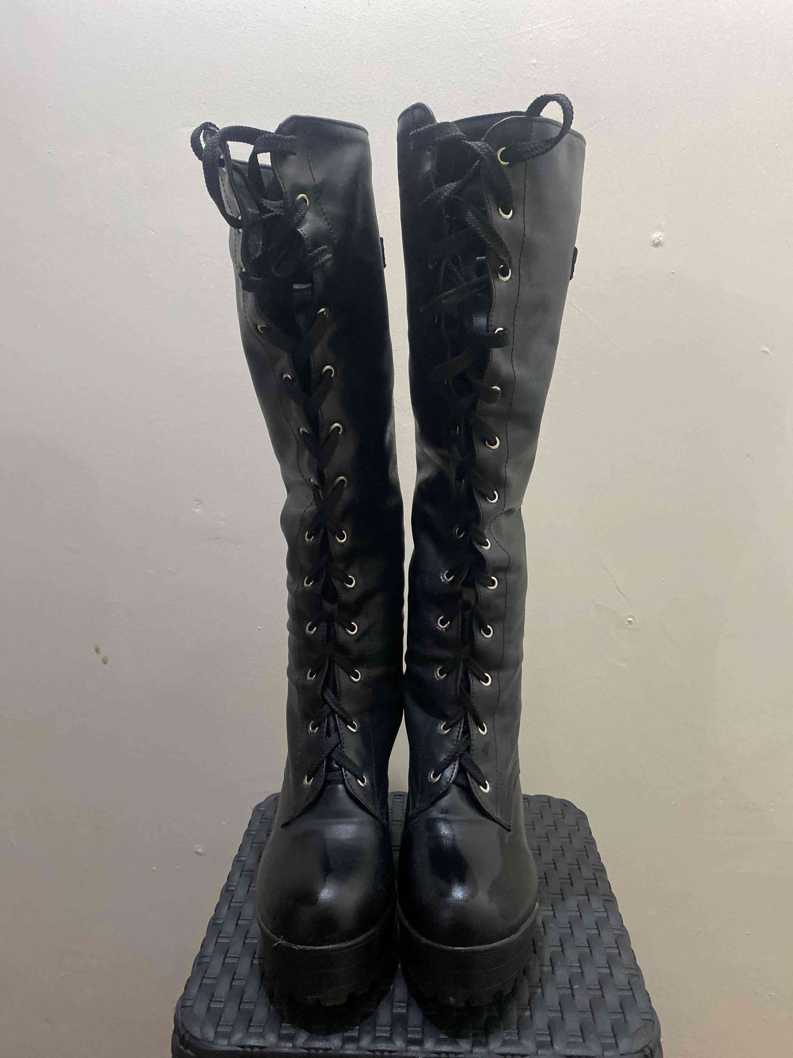 Botas negras con cordones