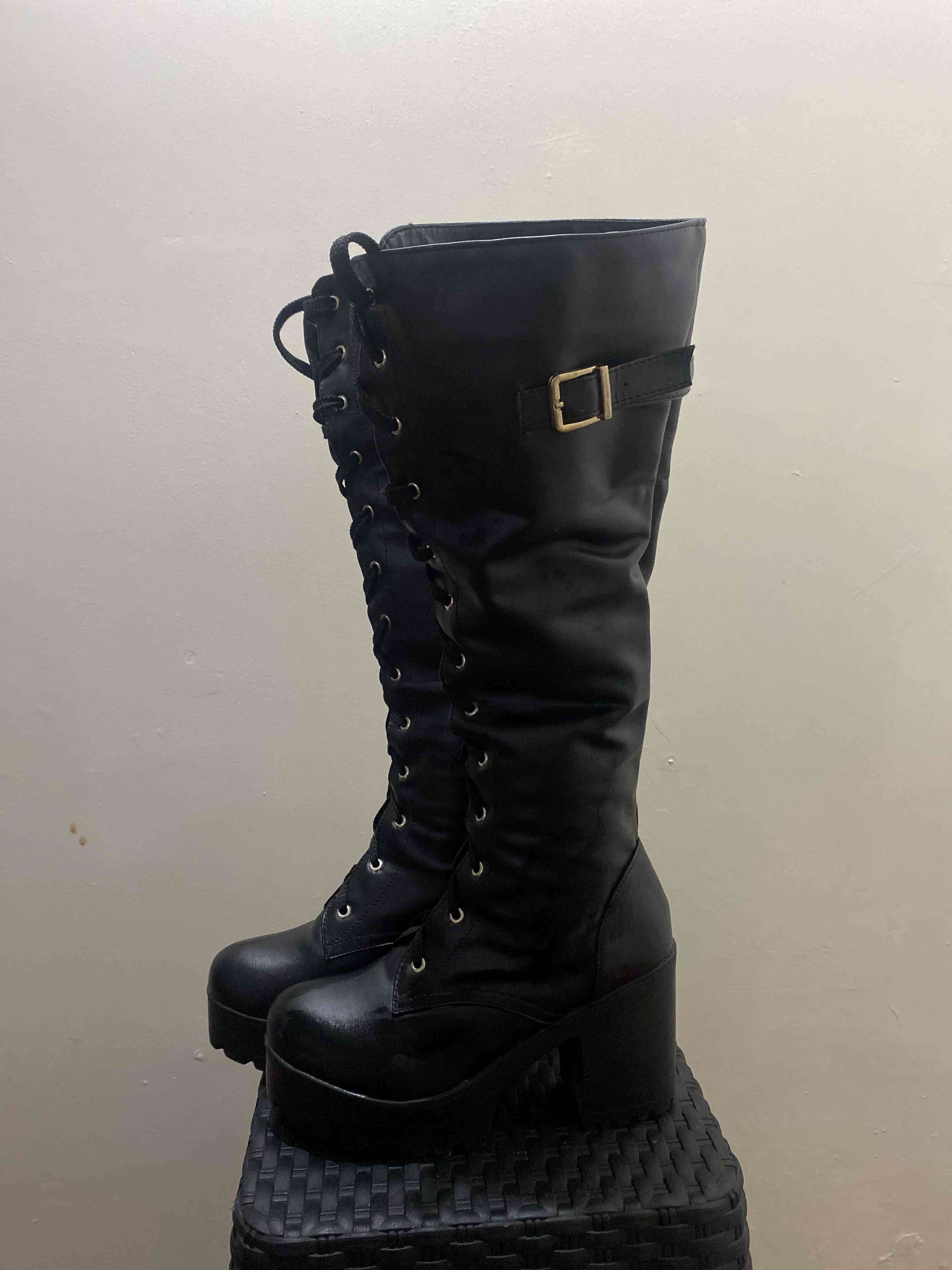 Botas negras con cordones - miniatura 2