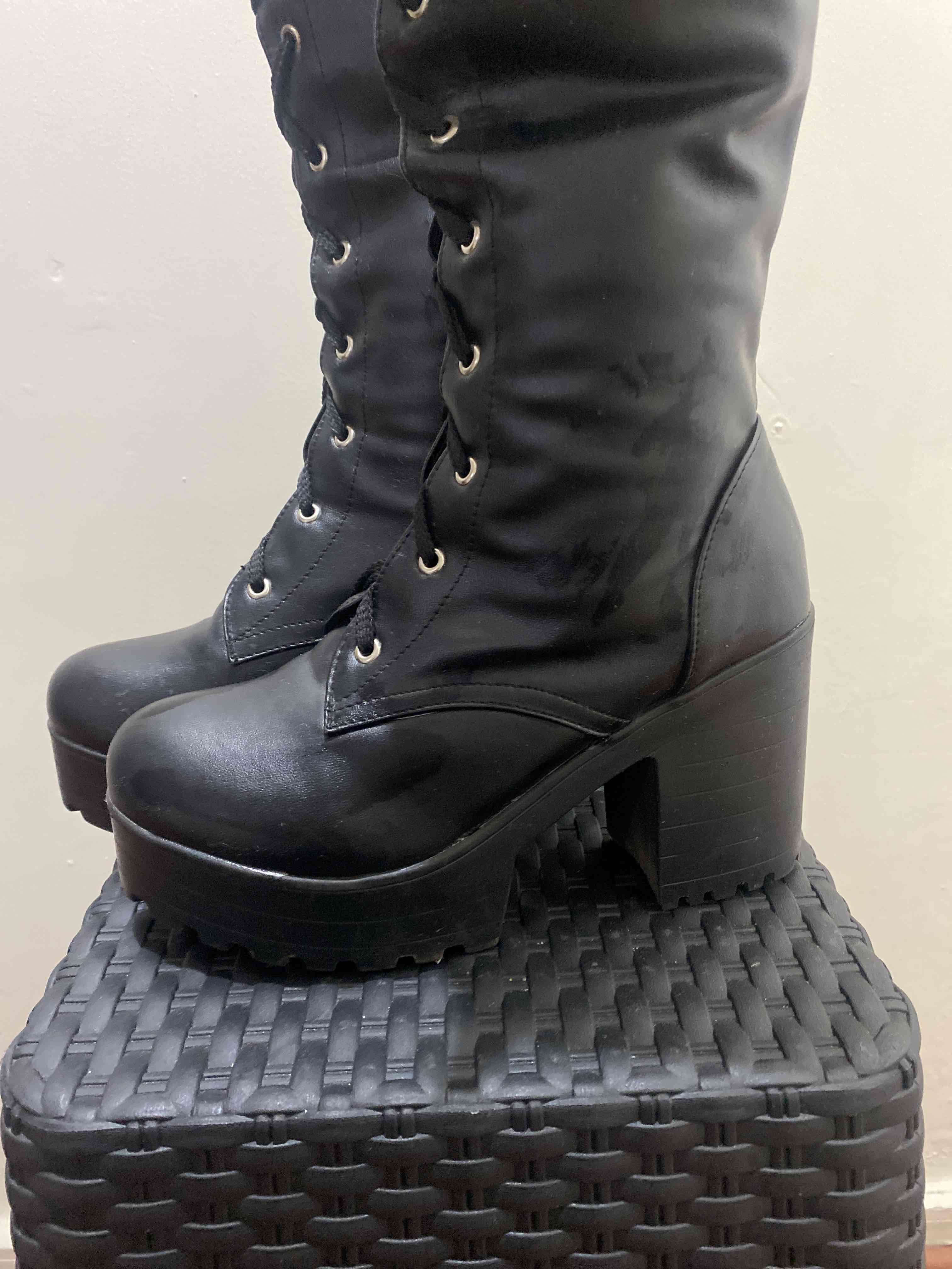 Botas negras con cordones - miniatura 3