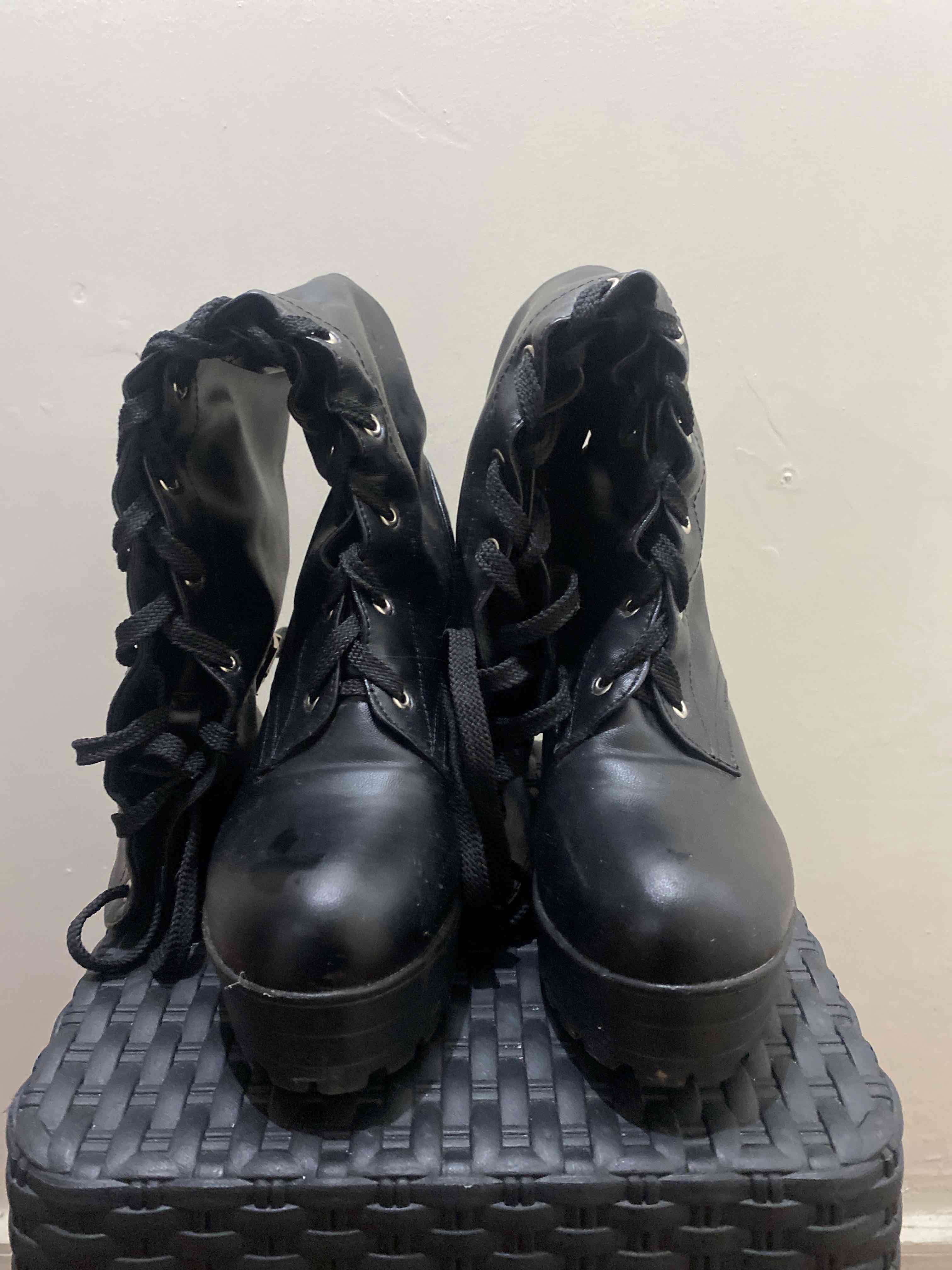 Botas negras con cordones - miniatura 4