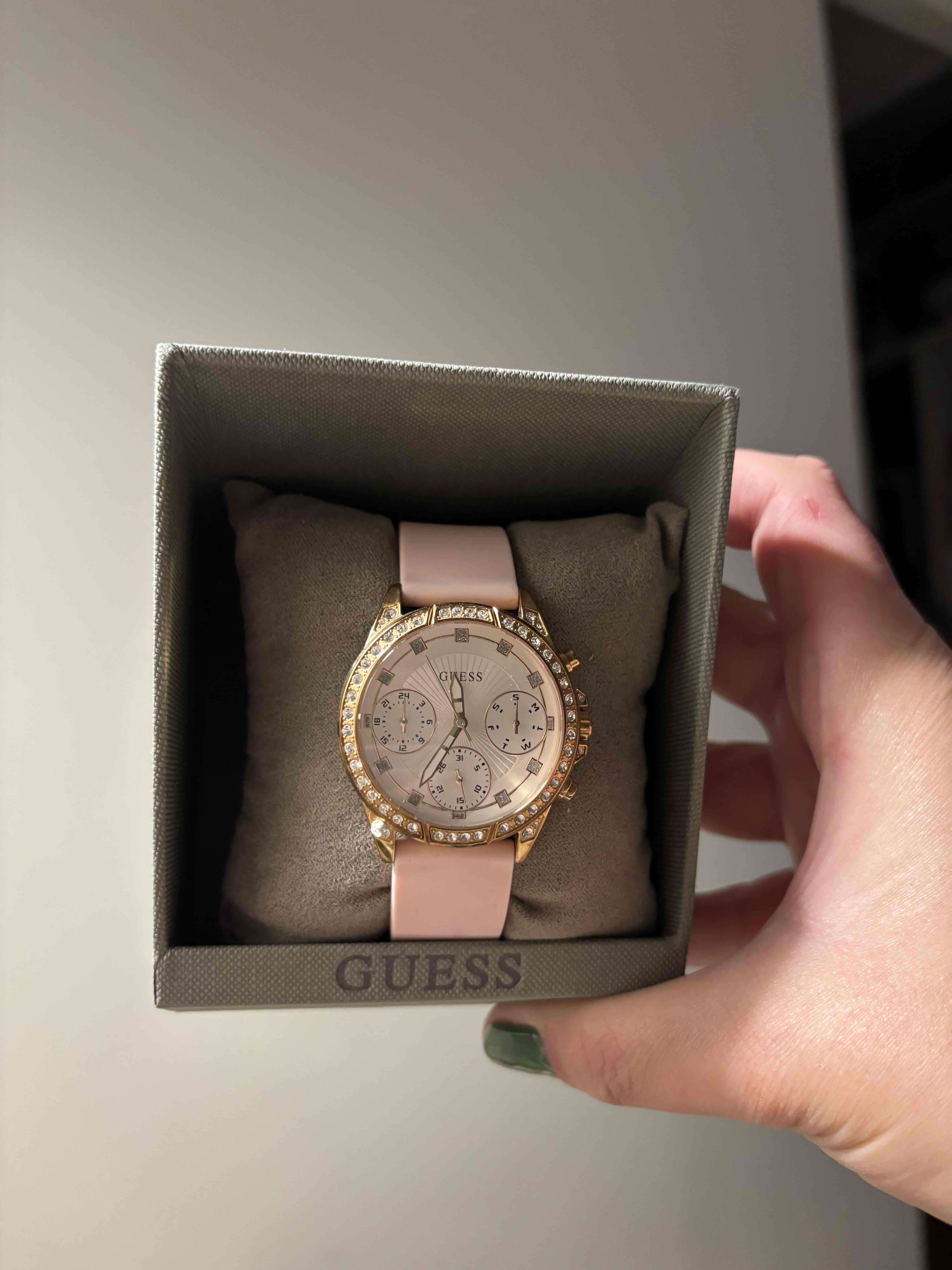 Reloj Guess dorado con correa rosa - miniatura 1