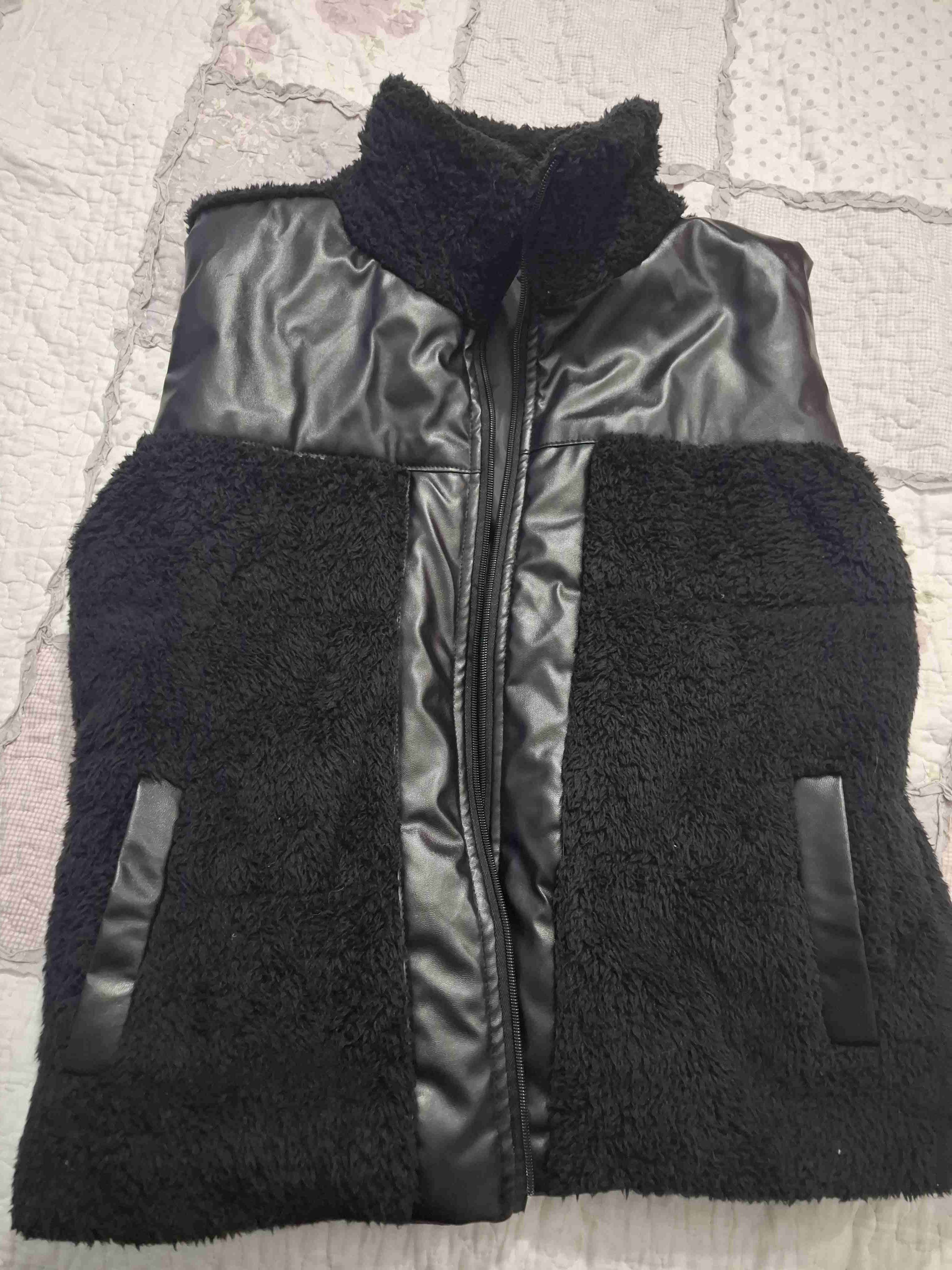 Chaleco de piel sintética negro sin mangas - miniatura 1