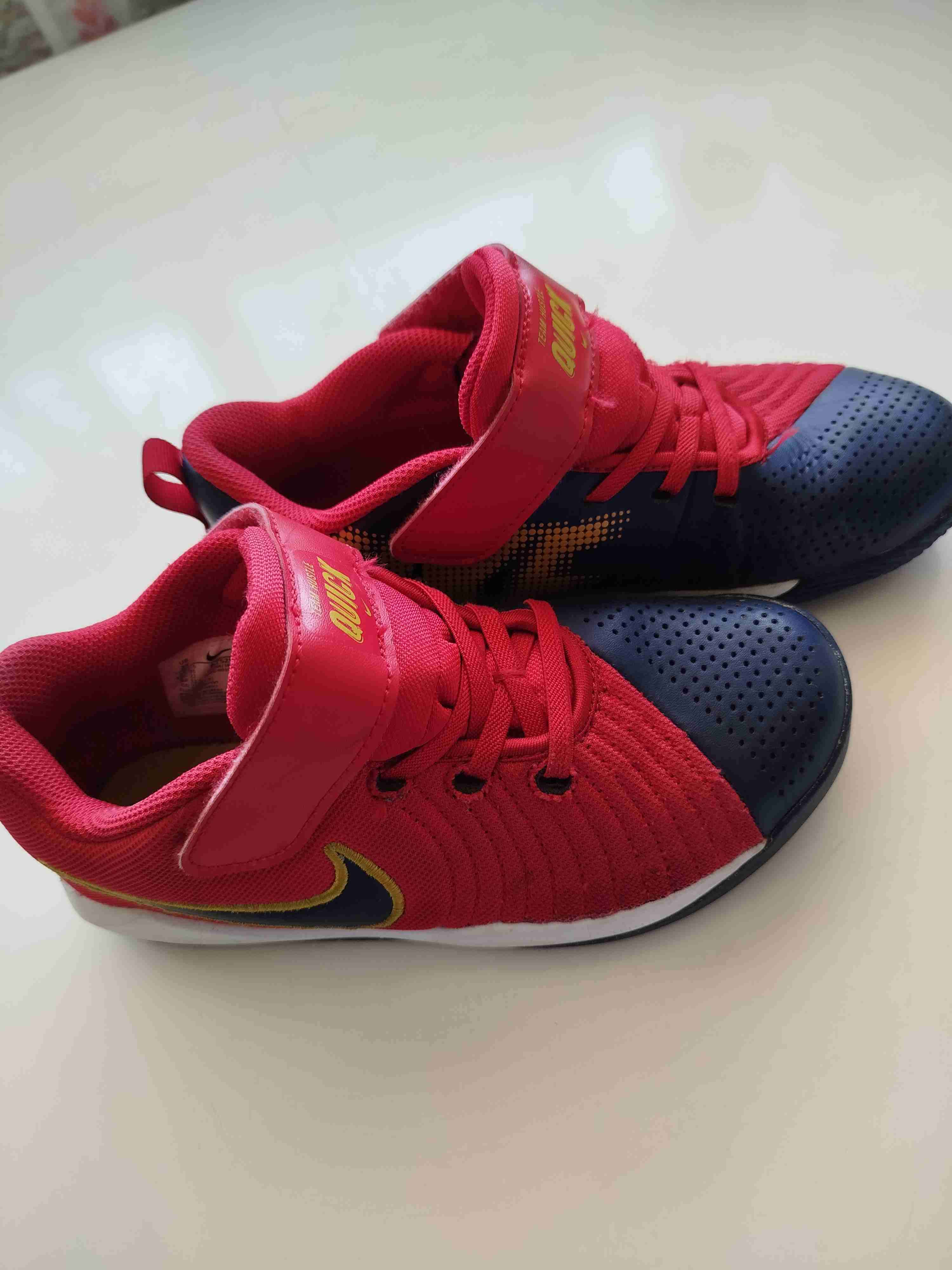 Zapatillas deportivas rojas y azules - miniatura 1