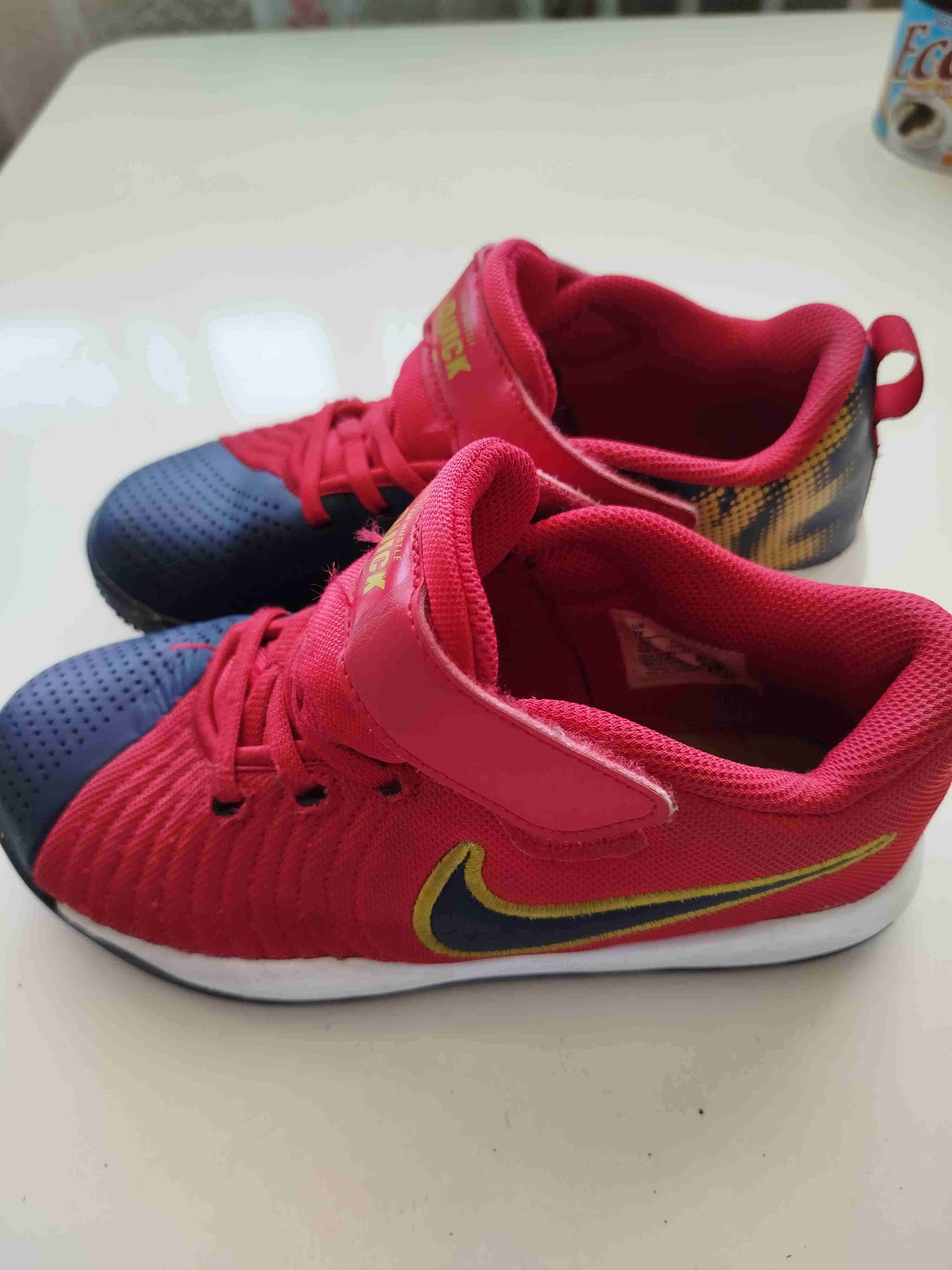 Zapatillas deportivas rojas y azules - miniatura 2