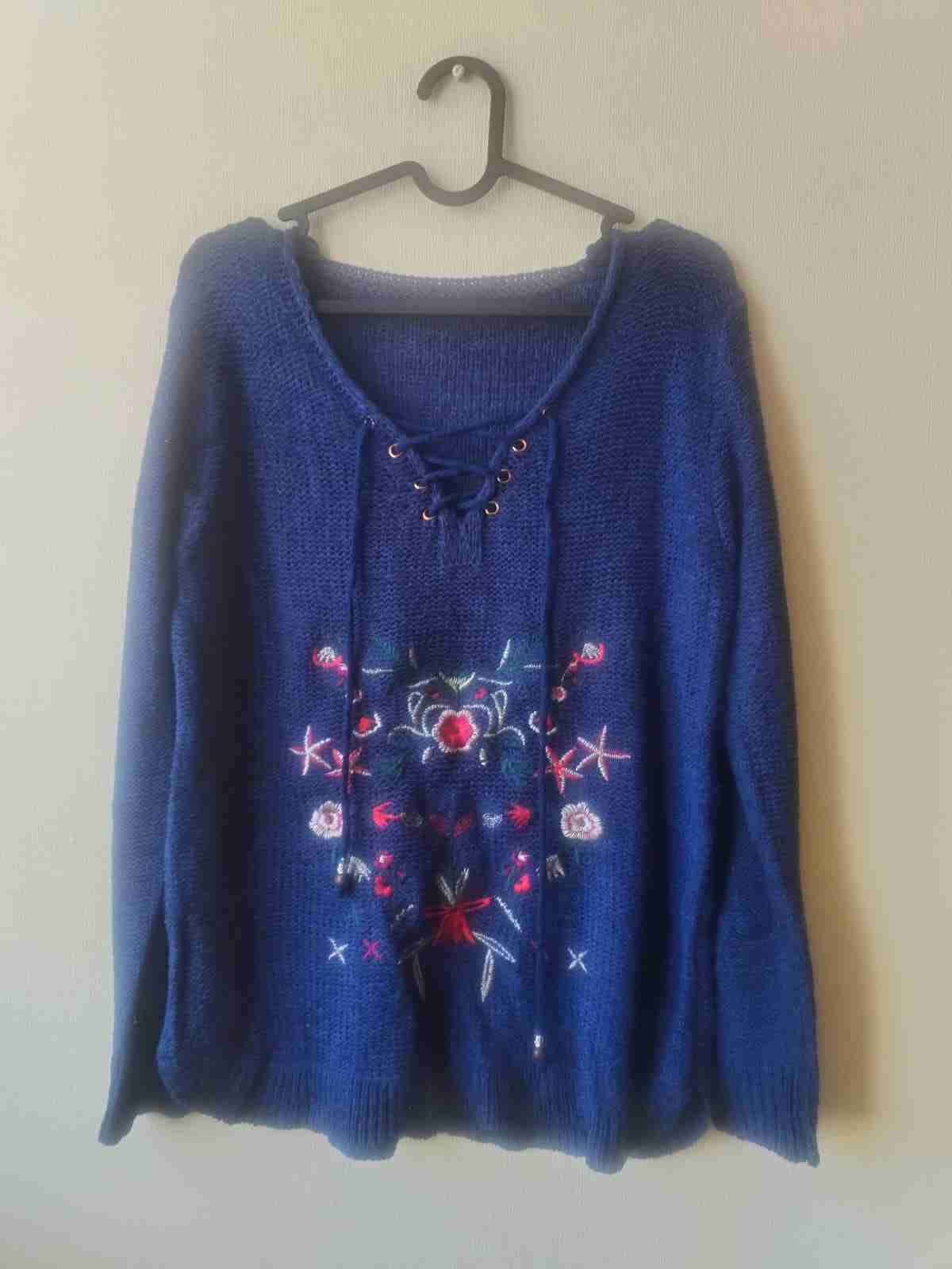 Suéter azul bordado floral