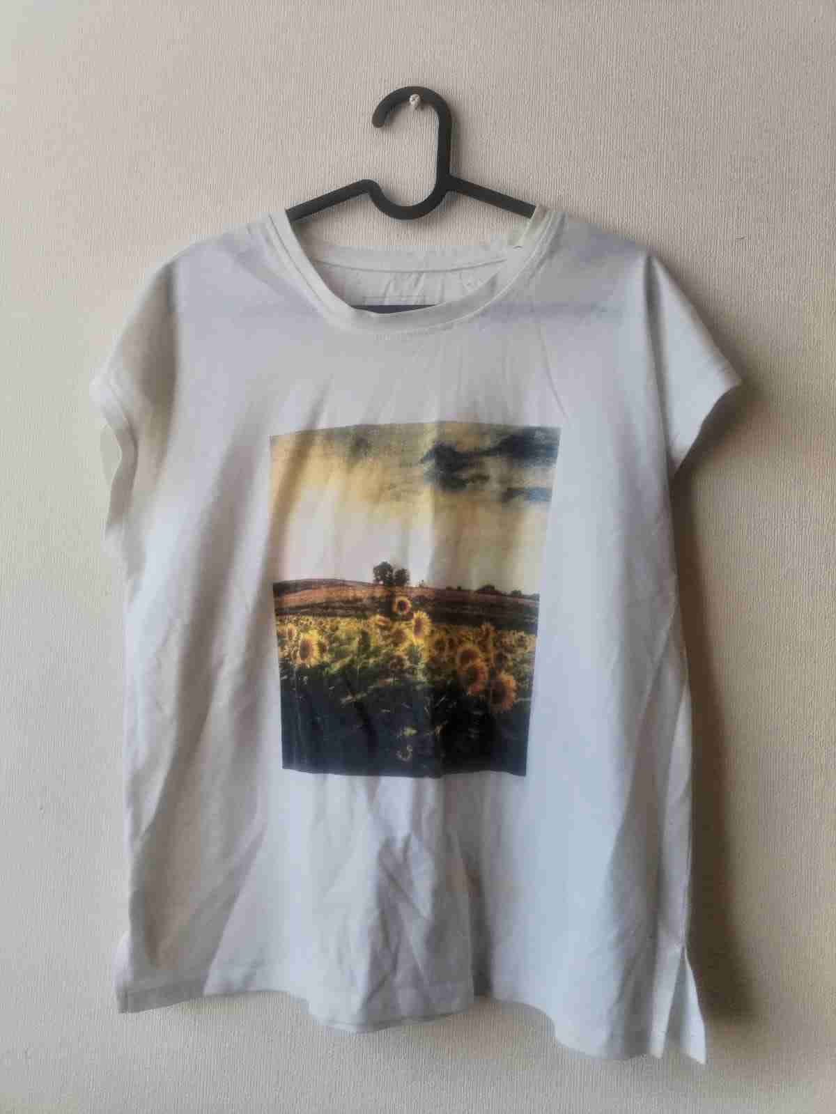 Polera blanca con diseño floral