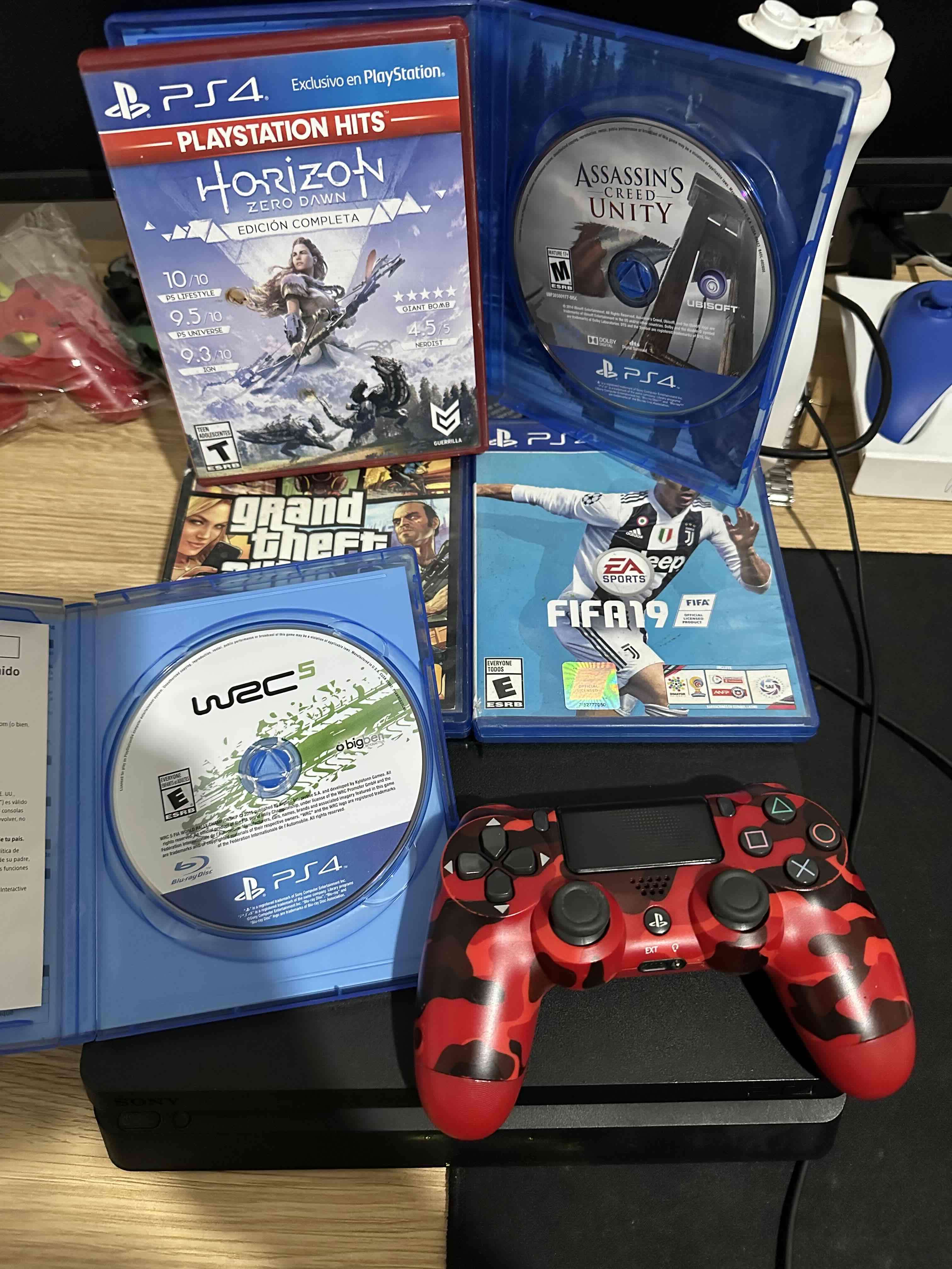 PS4 con juegos y control - miniatura 1