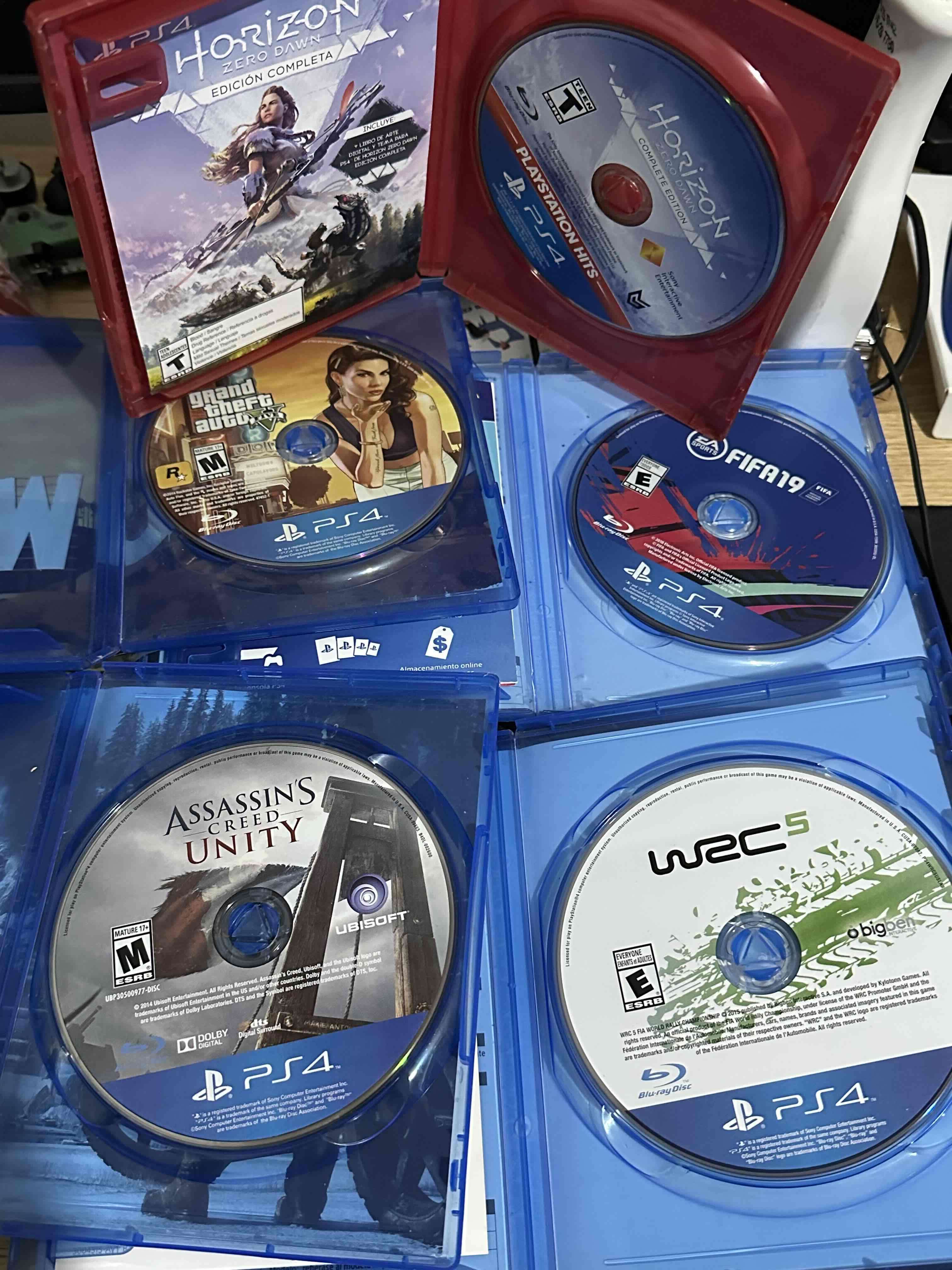 PS4 con juegos y control - miniatura 2