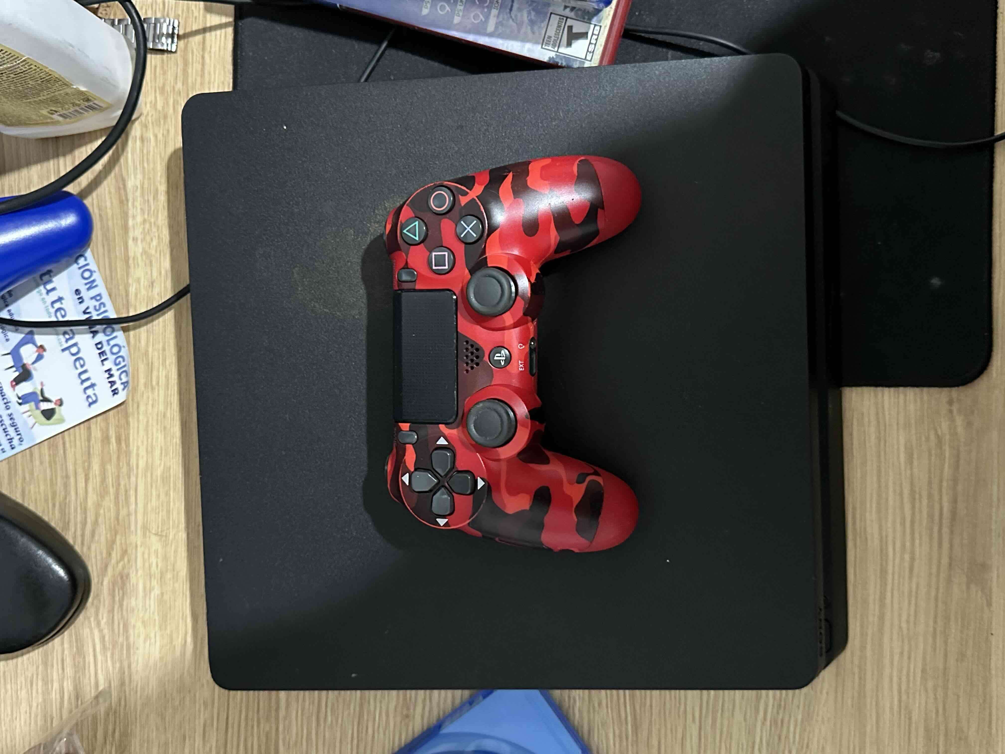 PS4 con juegos y control - miniatura 3