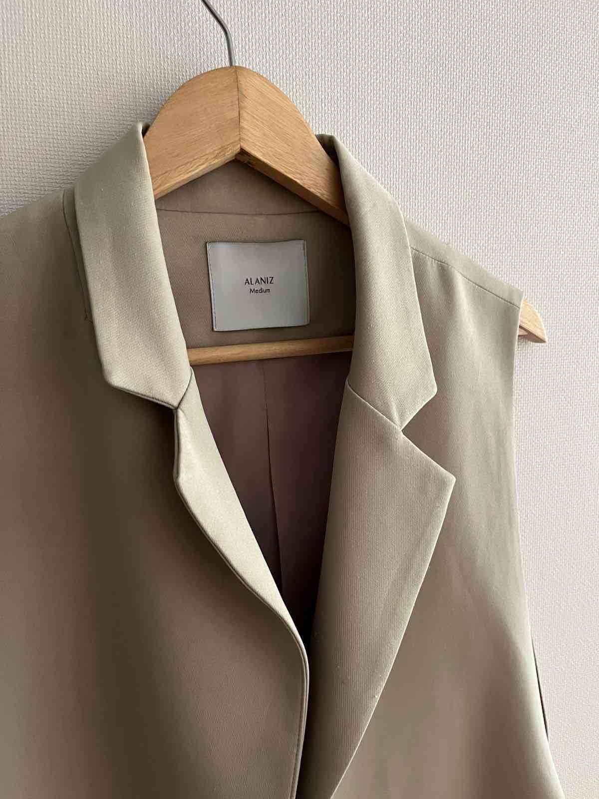 Blazer sin mangas beige - miniatura 2