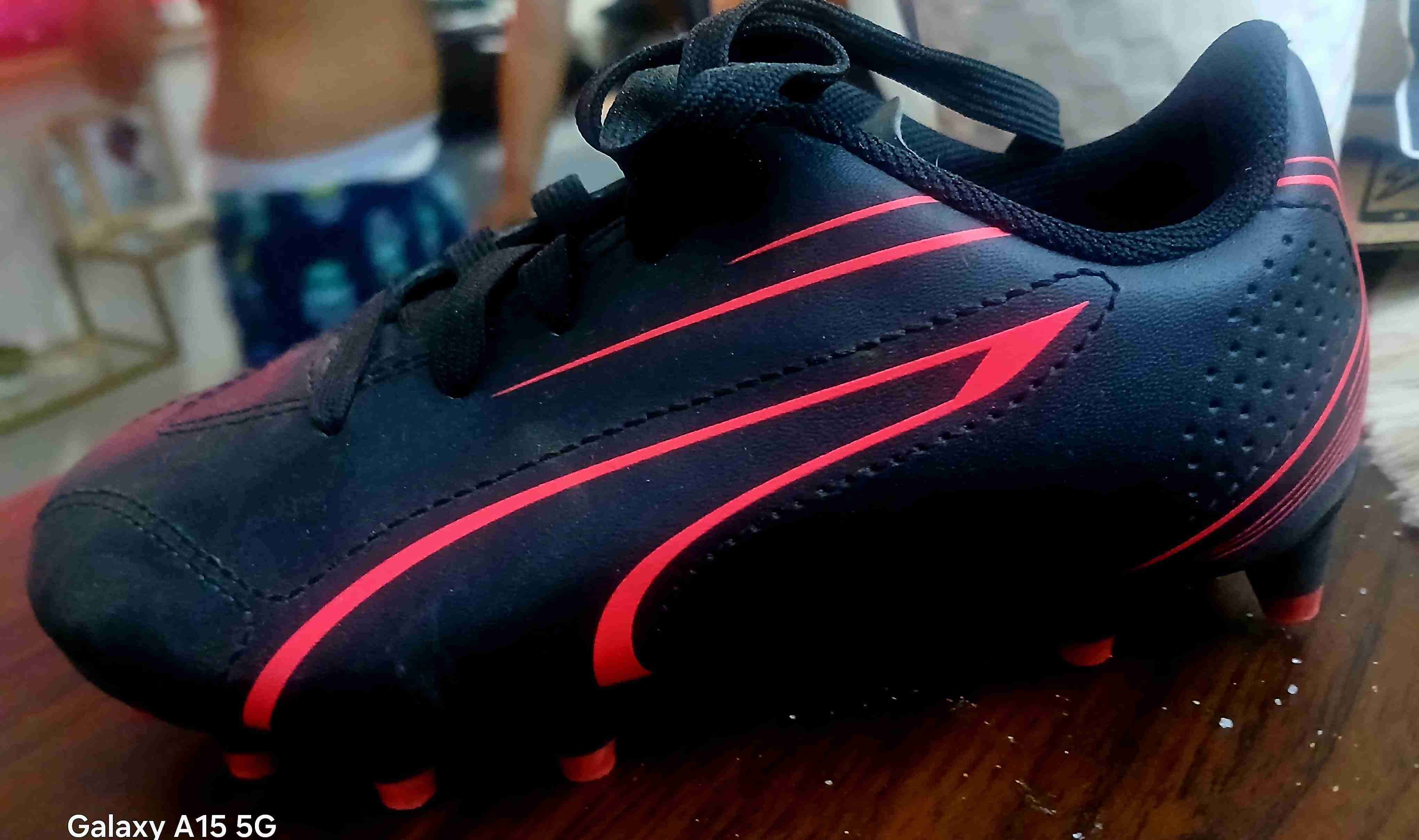 Botines de fútbol negro y rojo - miniatura 1