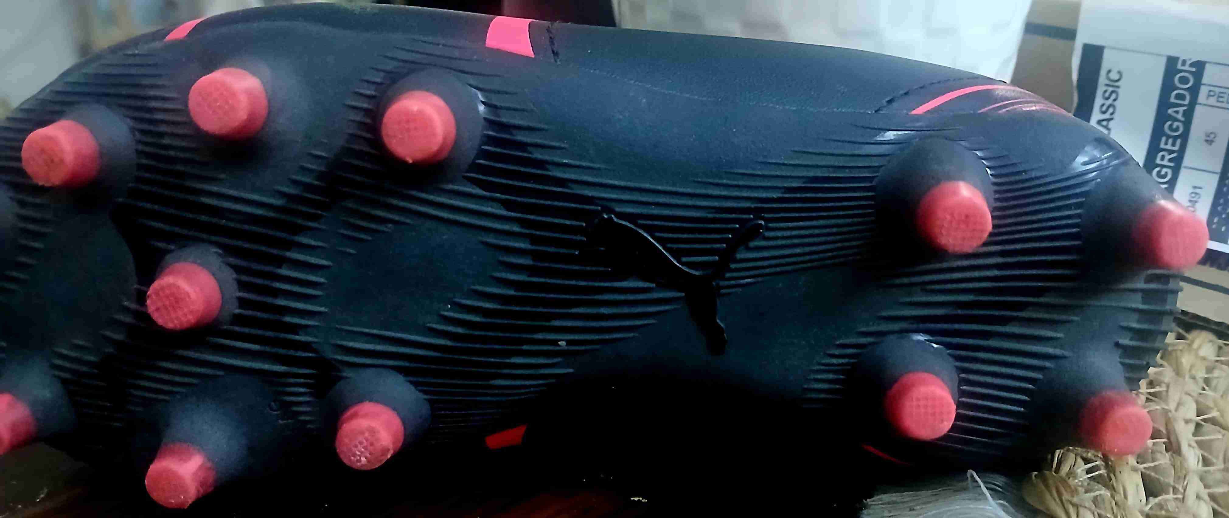 Botines de fútbol negro y rojo - miniatura 2