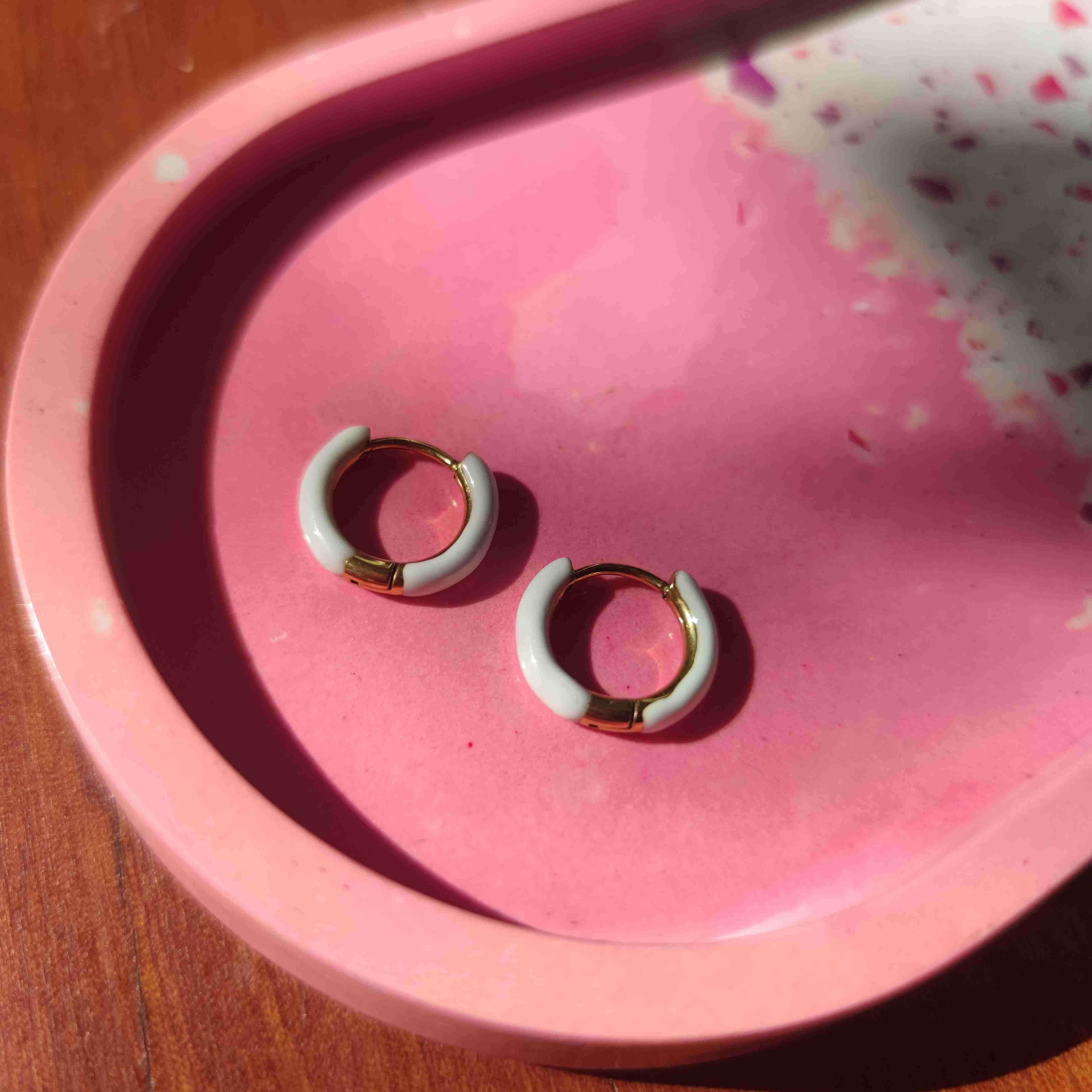 Aros pequeños blancos y dorados