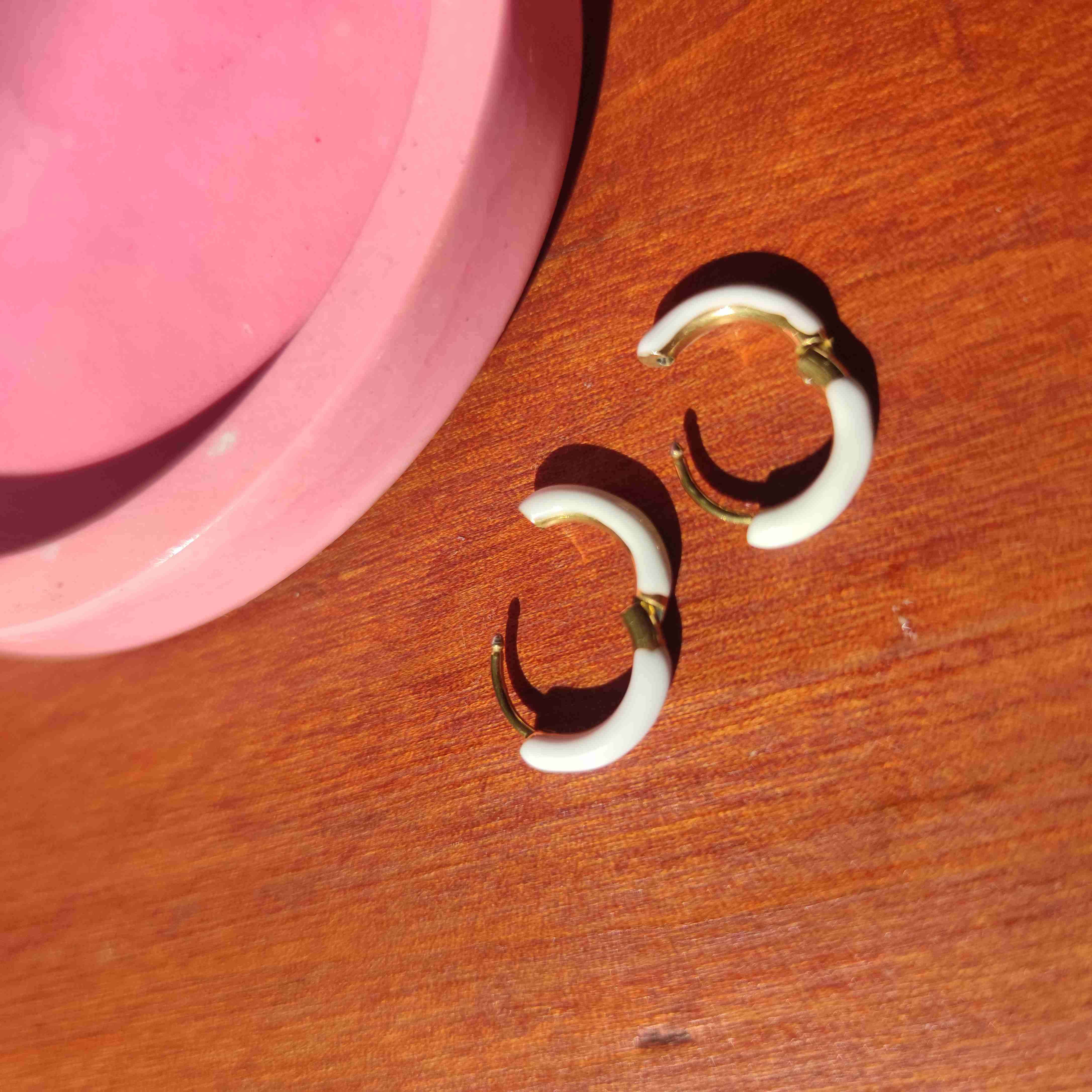 Aros pequeños blancos y dorados - miniatura 2