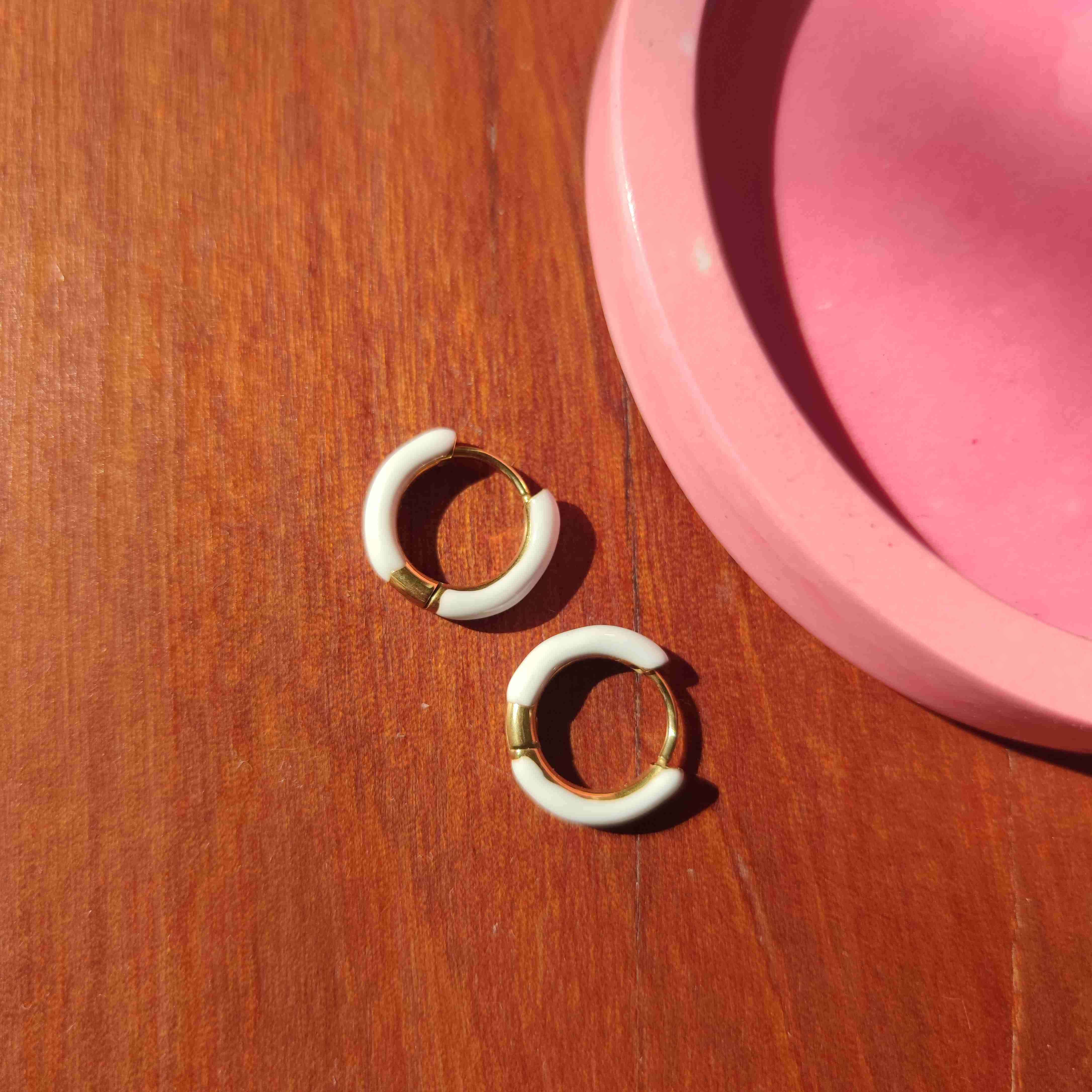 Aros pequeños blancos y dorados - miniatura 3