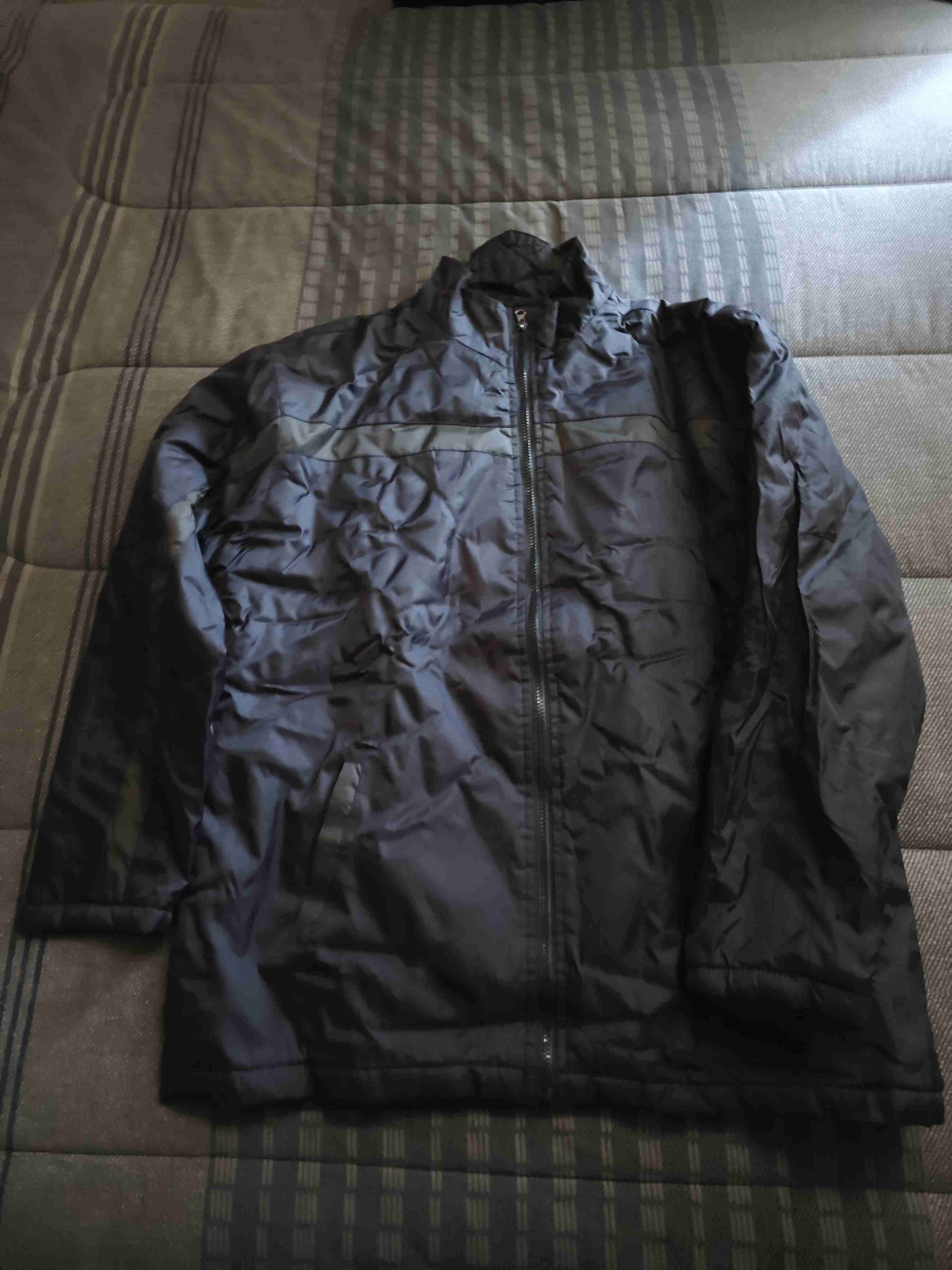 Chaqueta negra impermeable - miniatura 1
