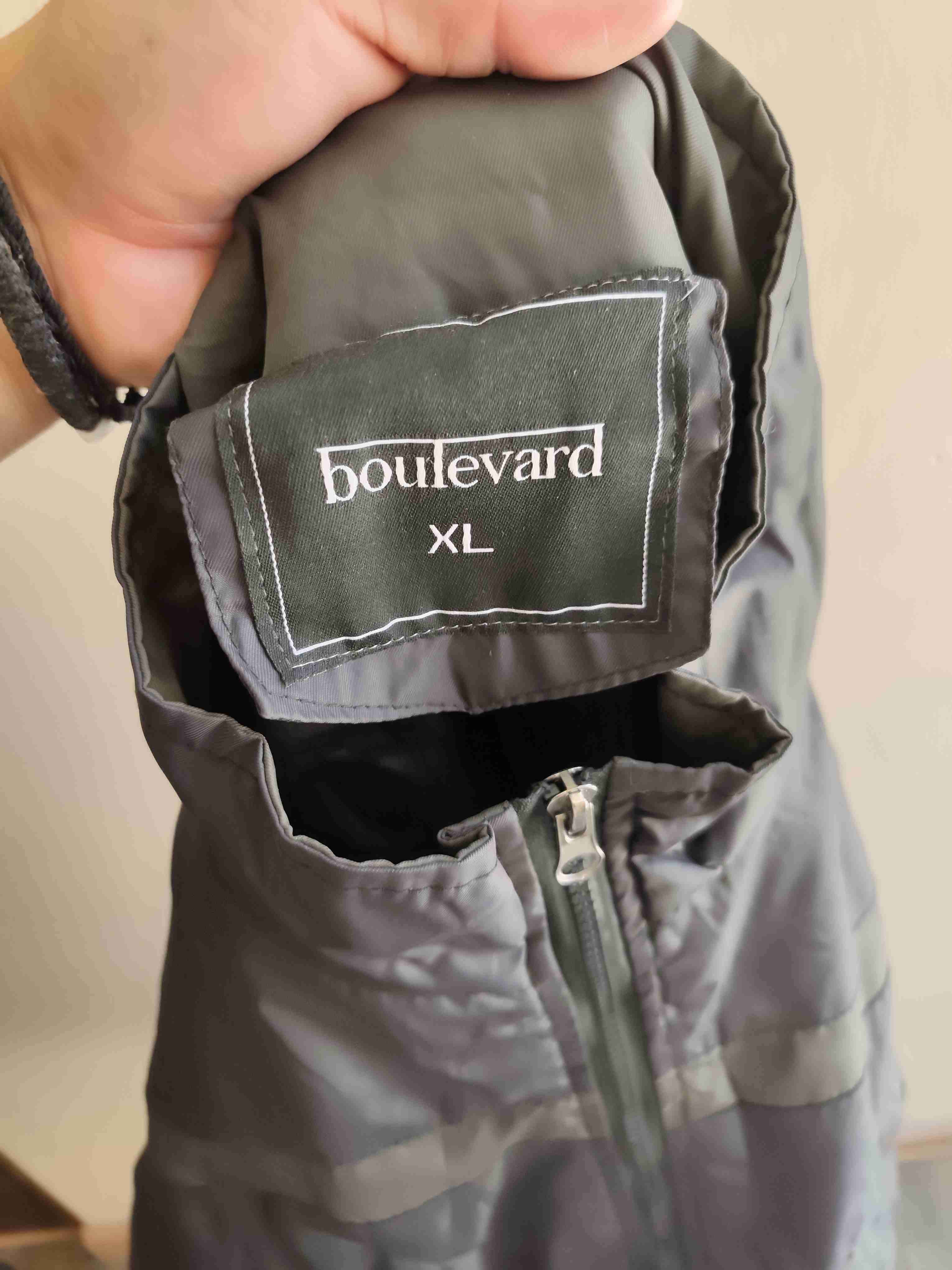 Chaqueta negra impermeable - miniatura 2